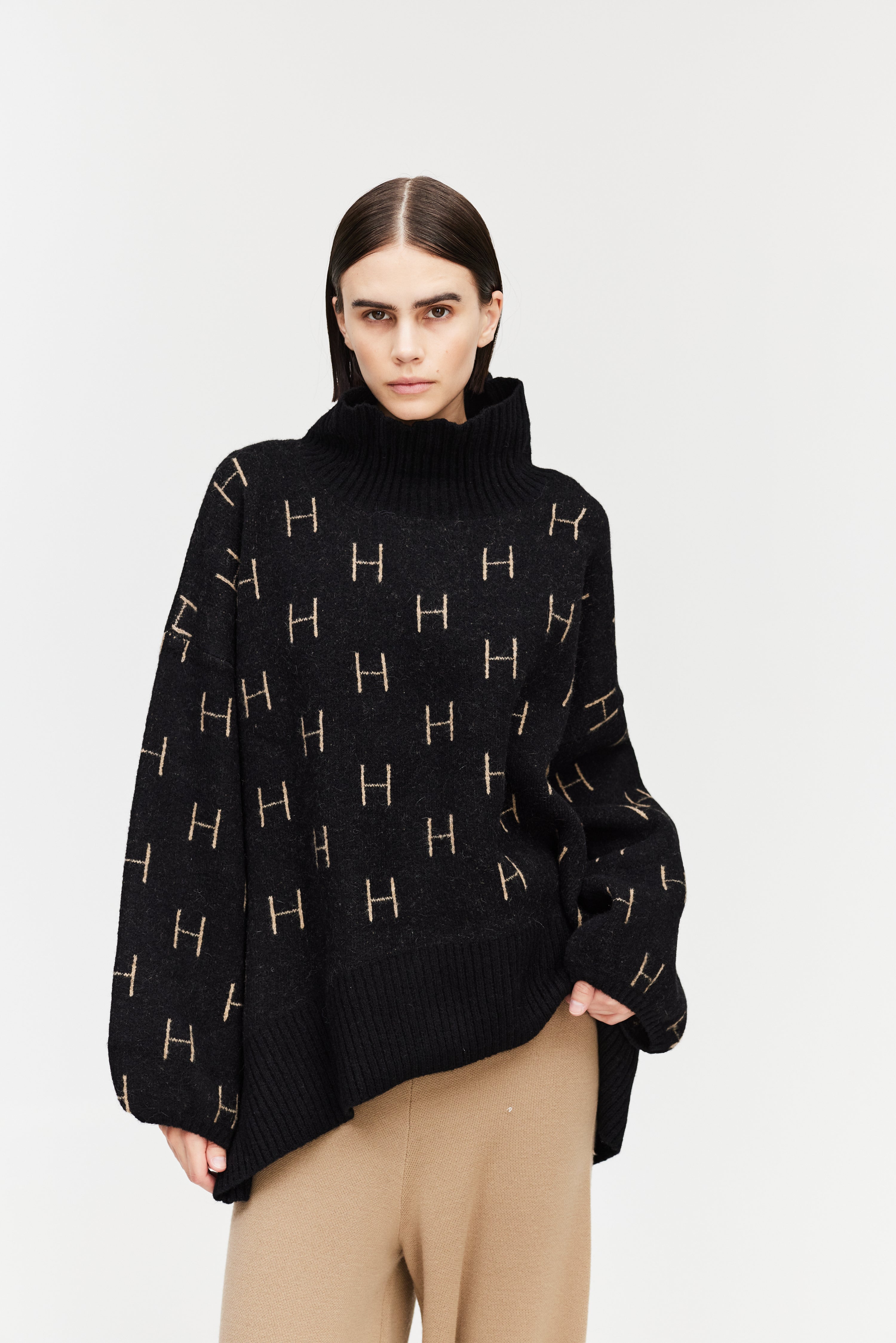 FAM Sweater Short in Black Pullover Hést