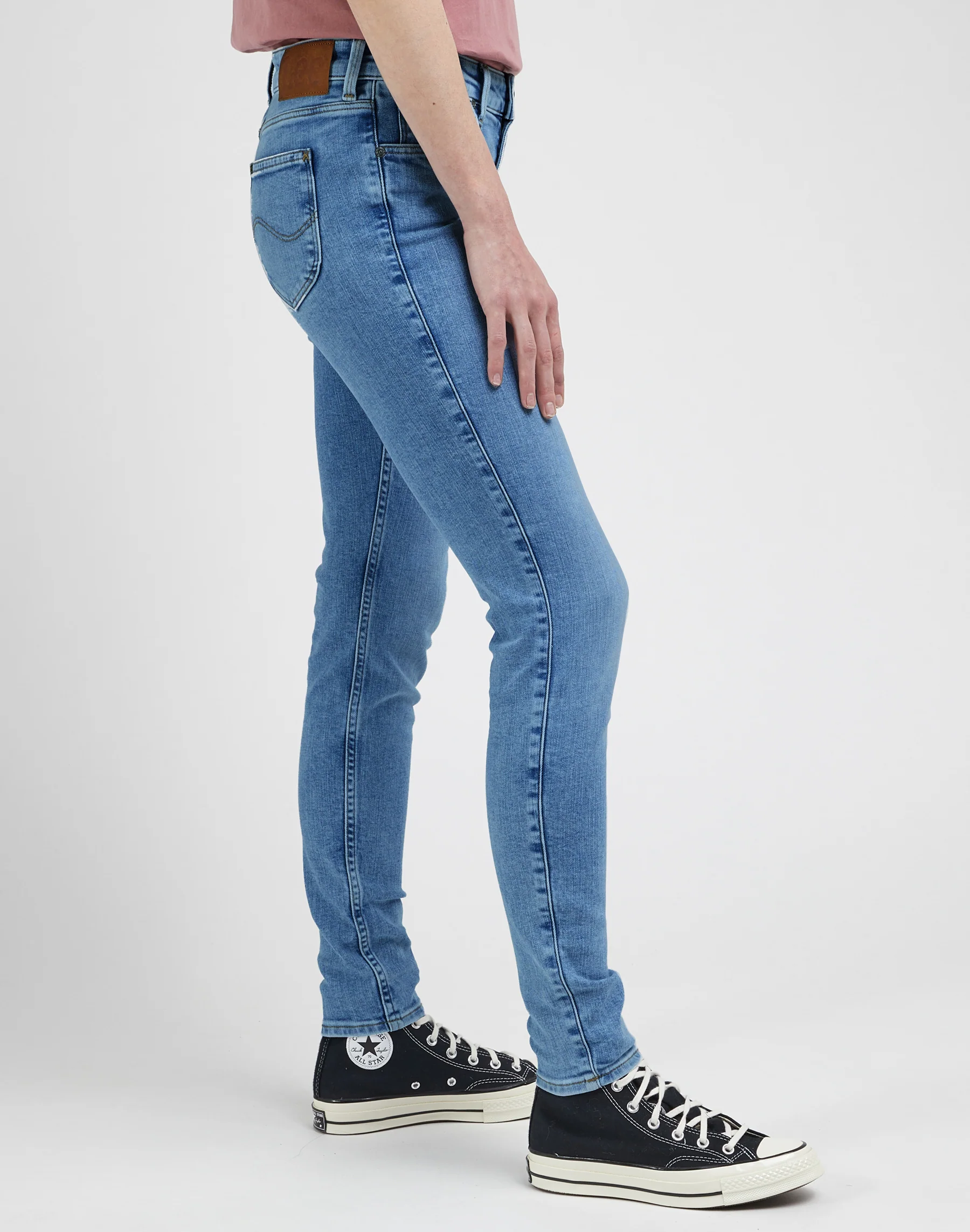 Scarlett en jeans Majestic Wave Lee