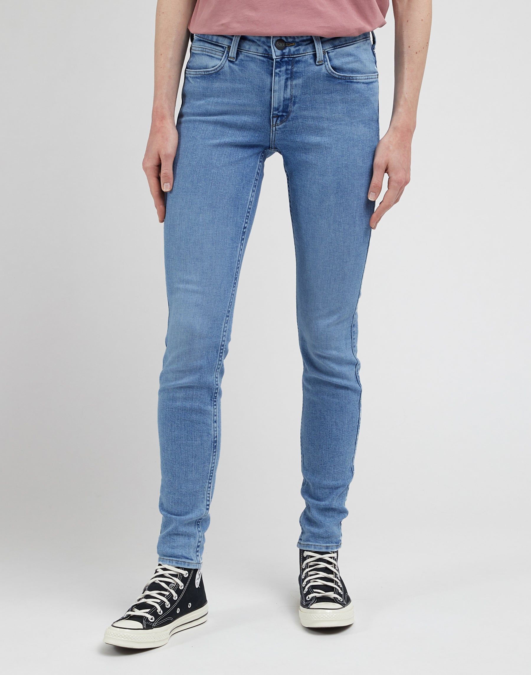 Scarlett en jeans Majestic Wave Lee