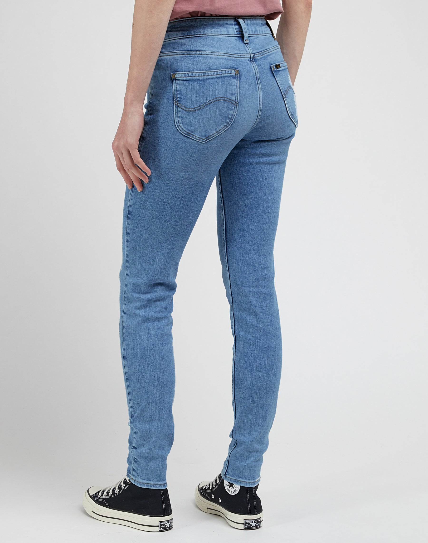 Scarlett en jeans Majestic Wave Lee