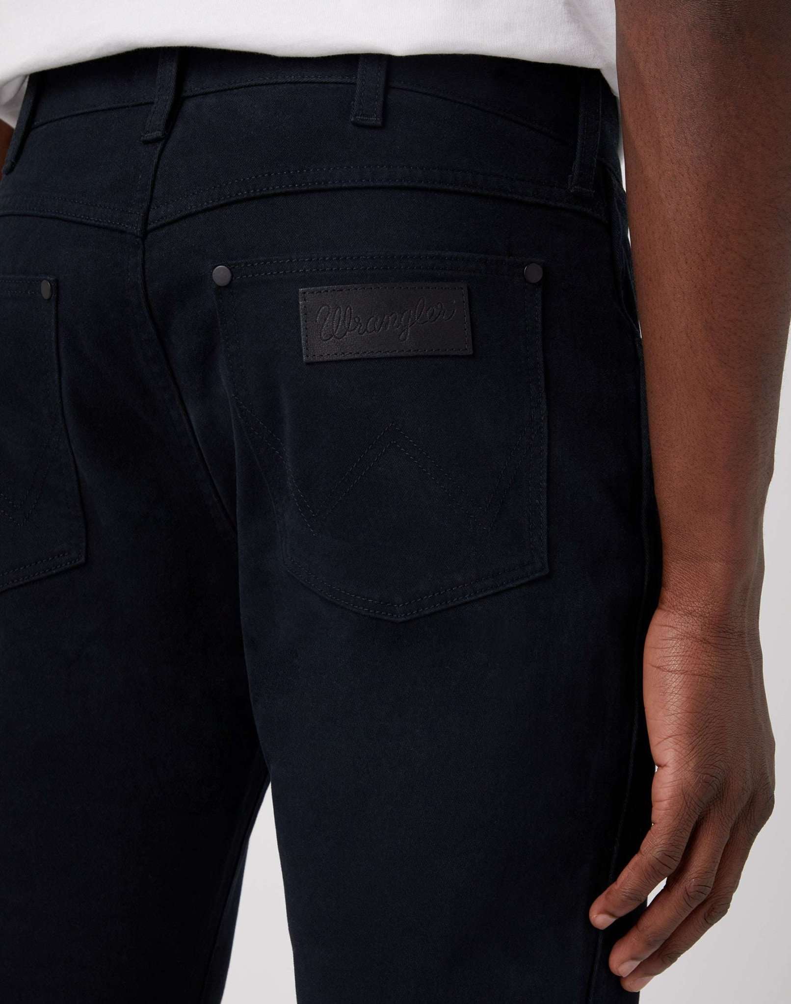Larston in Black Pantalon Wrangler