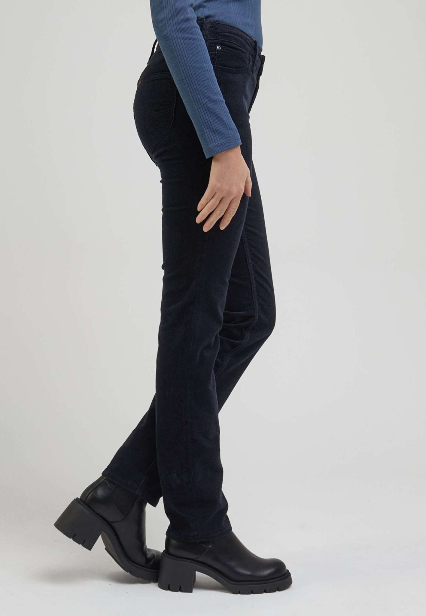 Marion Straight in Black Pantalon Lee