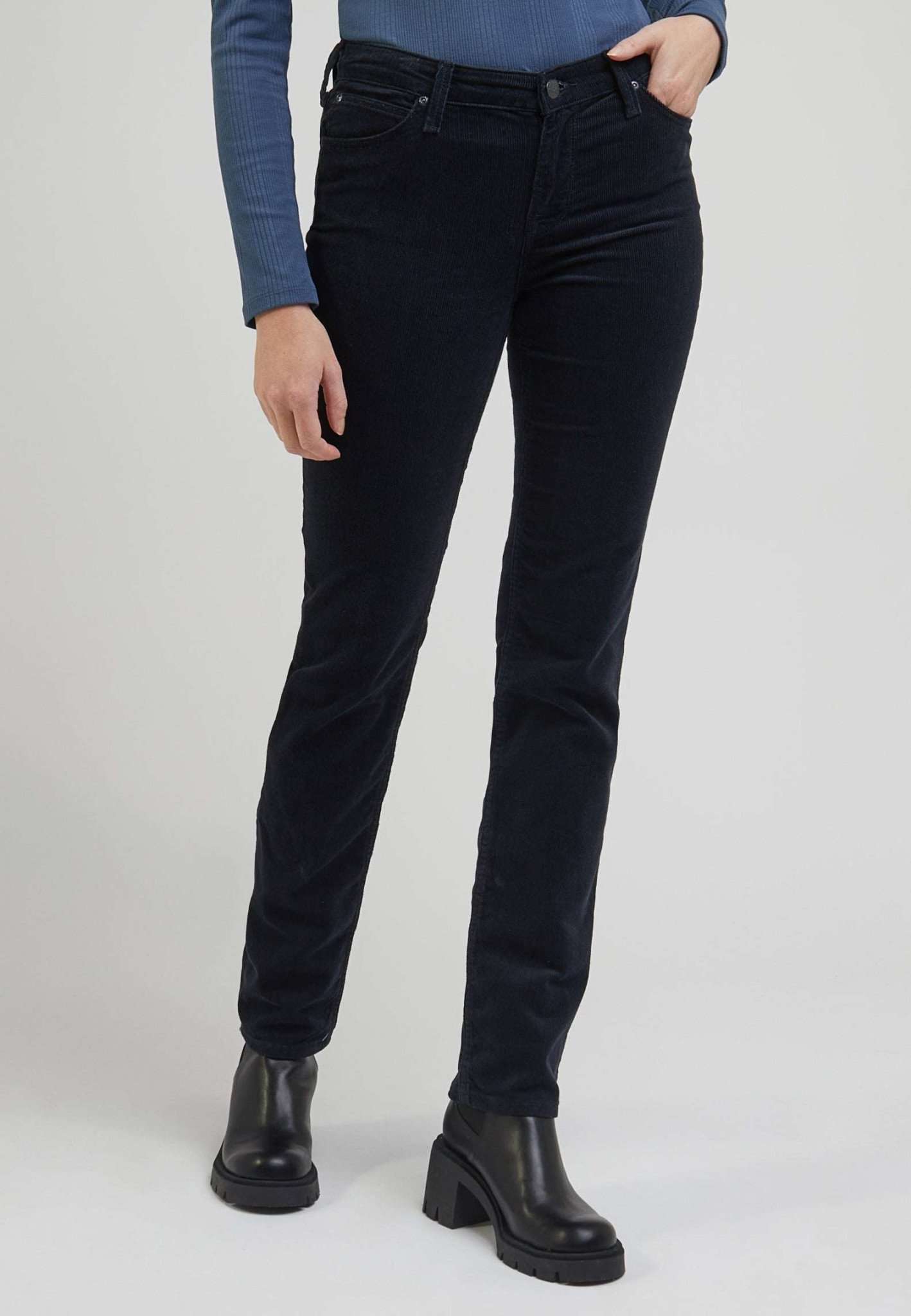 Marion Straight in Black Pantalon Lee