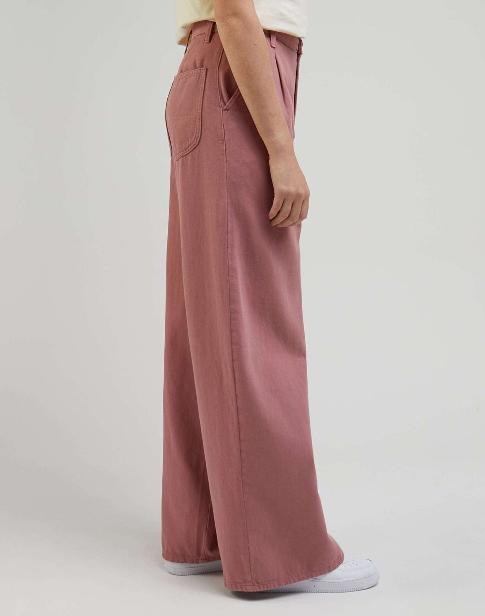 Relaxed Chino in Dark Mauve Pantalon Lee