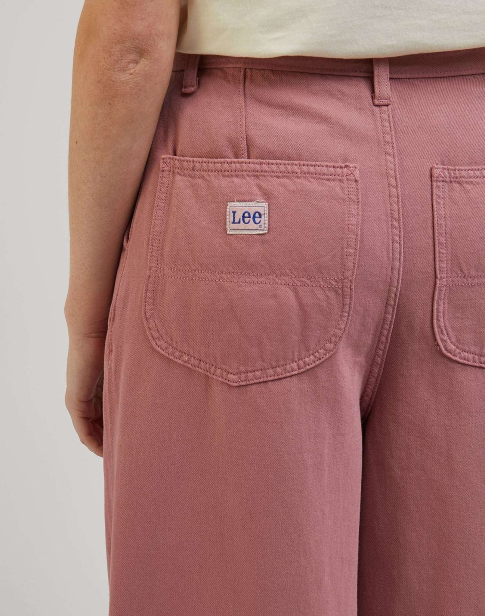 Relaxed Chino in Dark Mauve Pantalon Lee