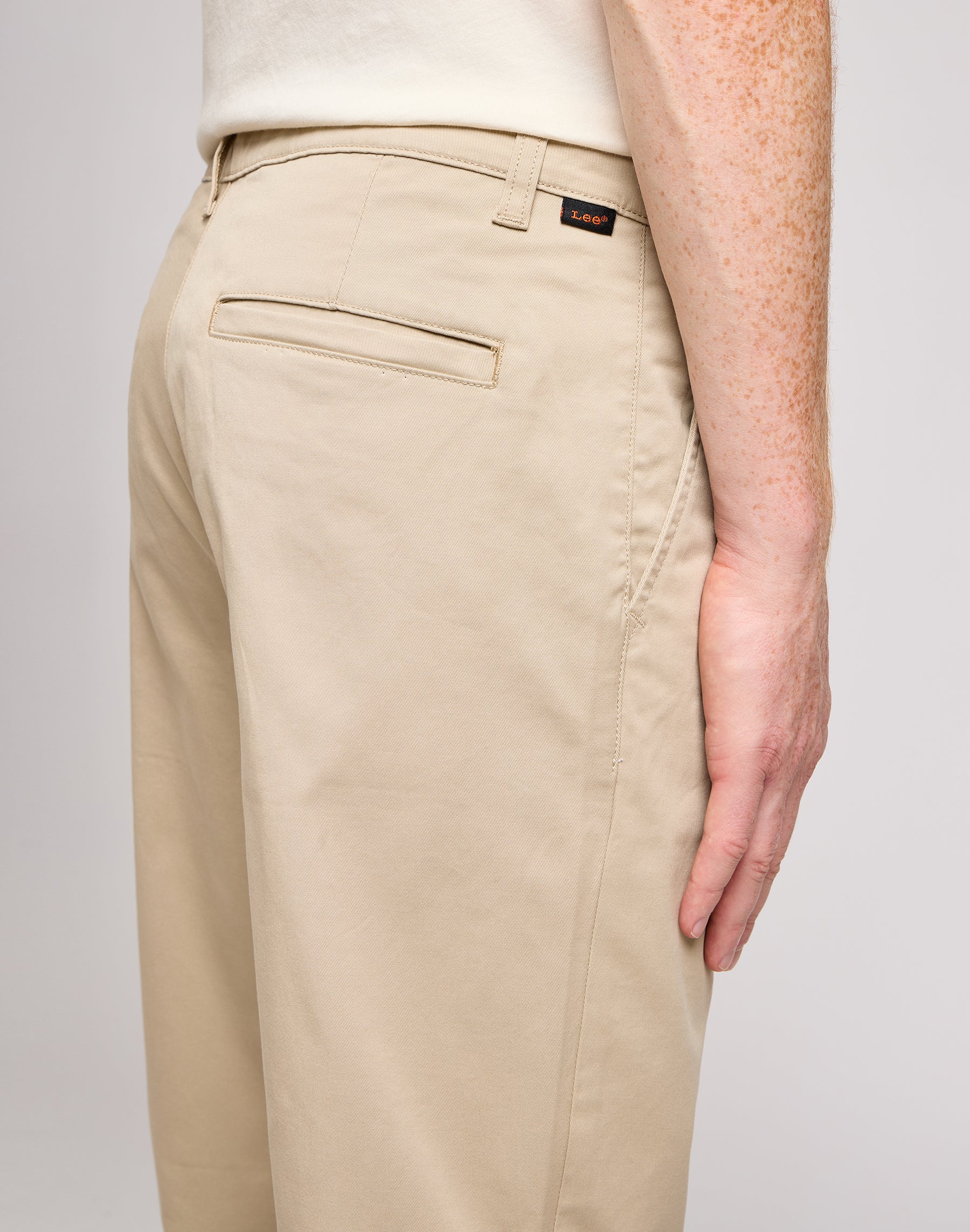 Regular Chino in Stone Pantalon Lee