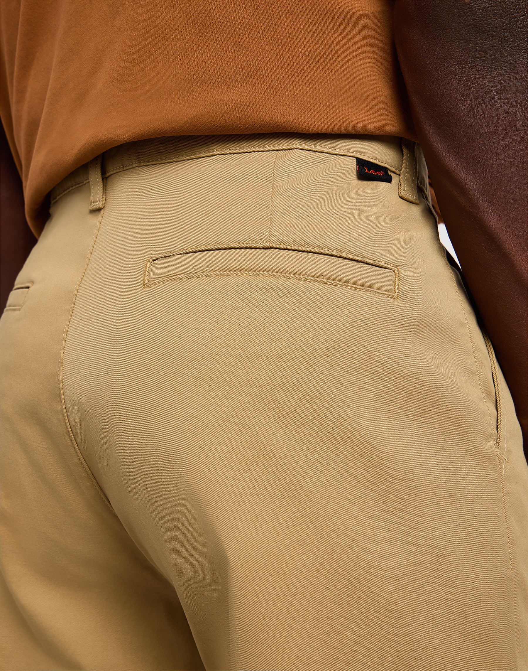 Relaxed Chino Leesures in Clay Pantalon Lee