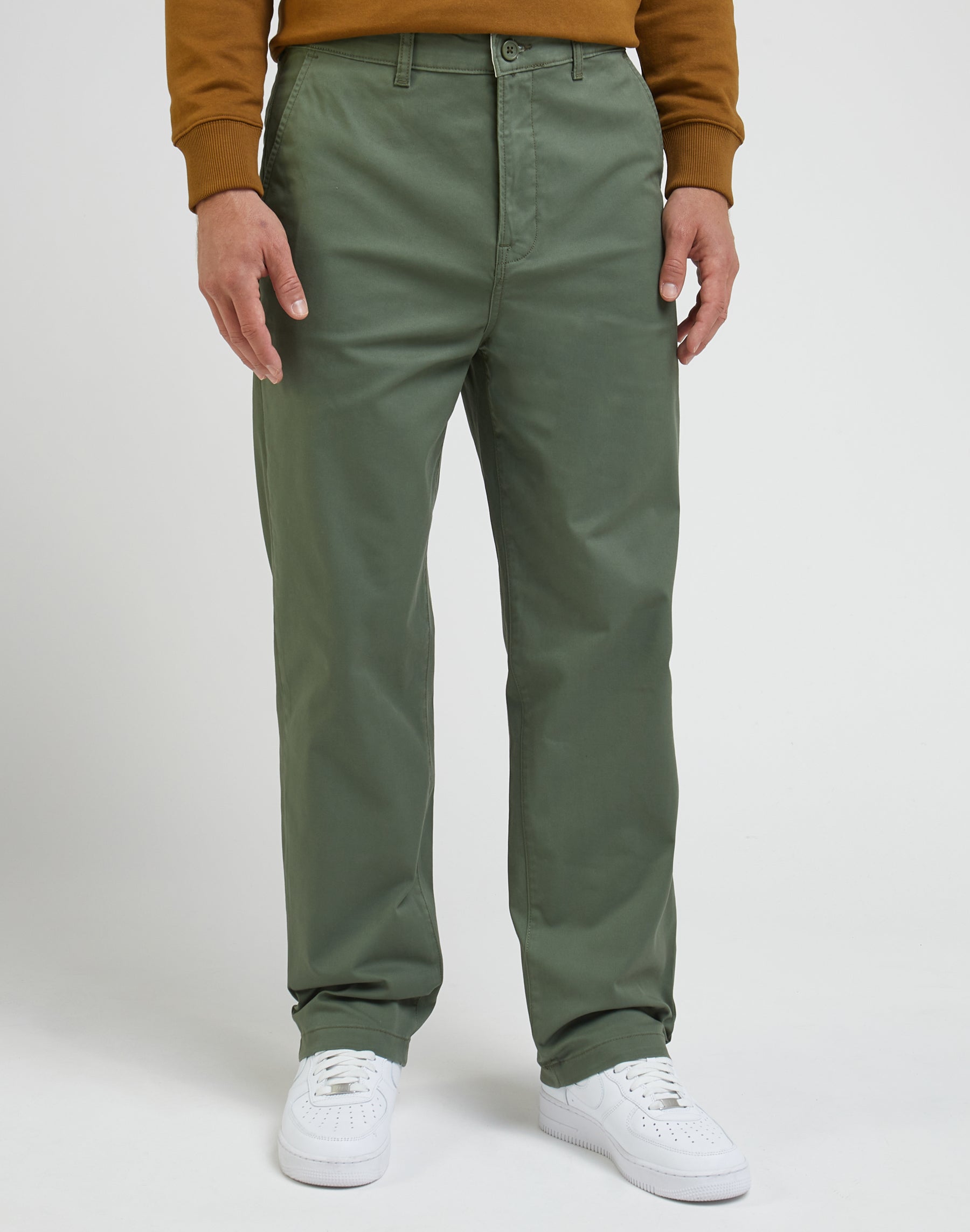 Relaxed Chino Leesures in Olive Grove Pantalon Lee