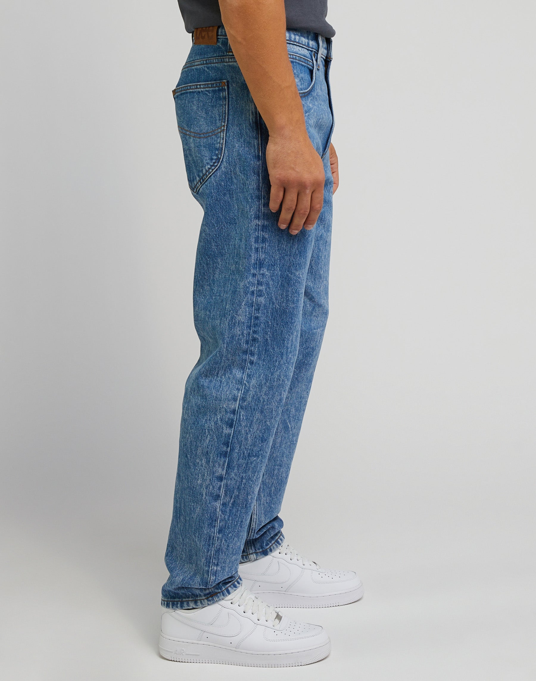 Oscar en jeans au centre-ville Lee
