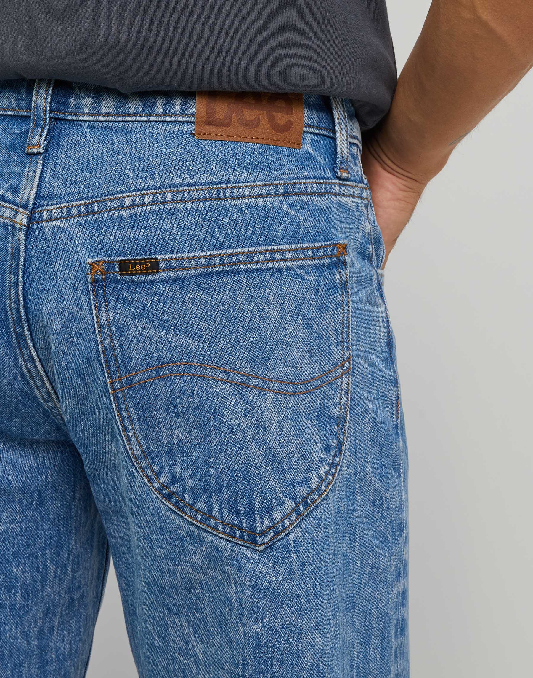 Oscar en jeans au centre-ville Lee