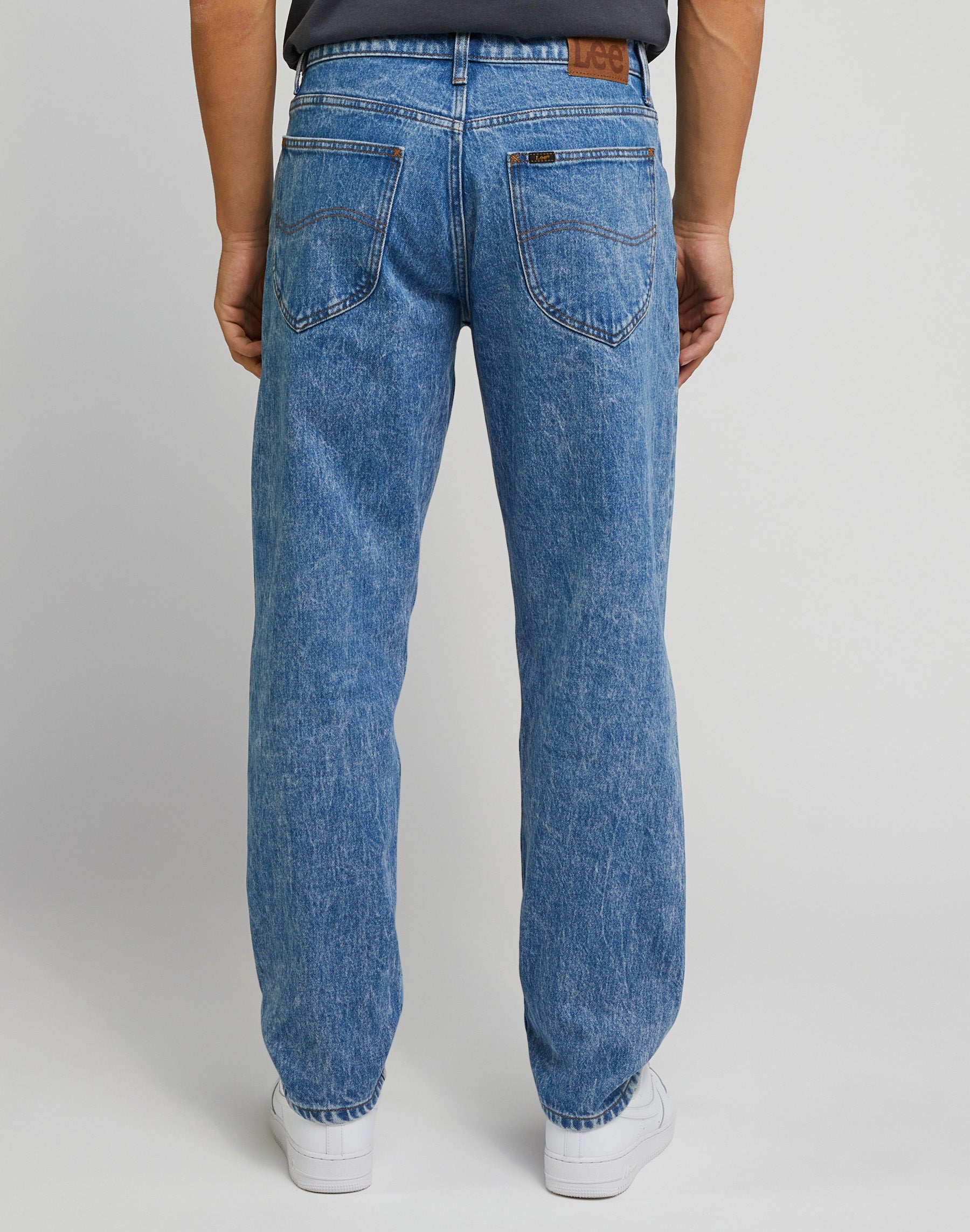 Oscar en jeans au centre-ville Lee