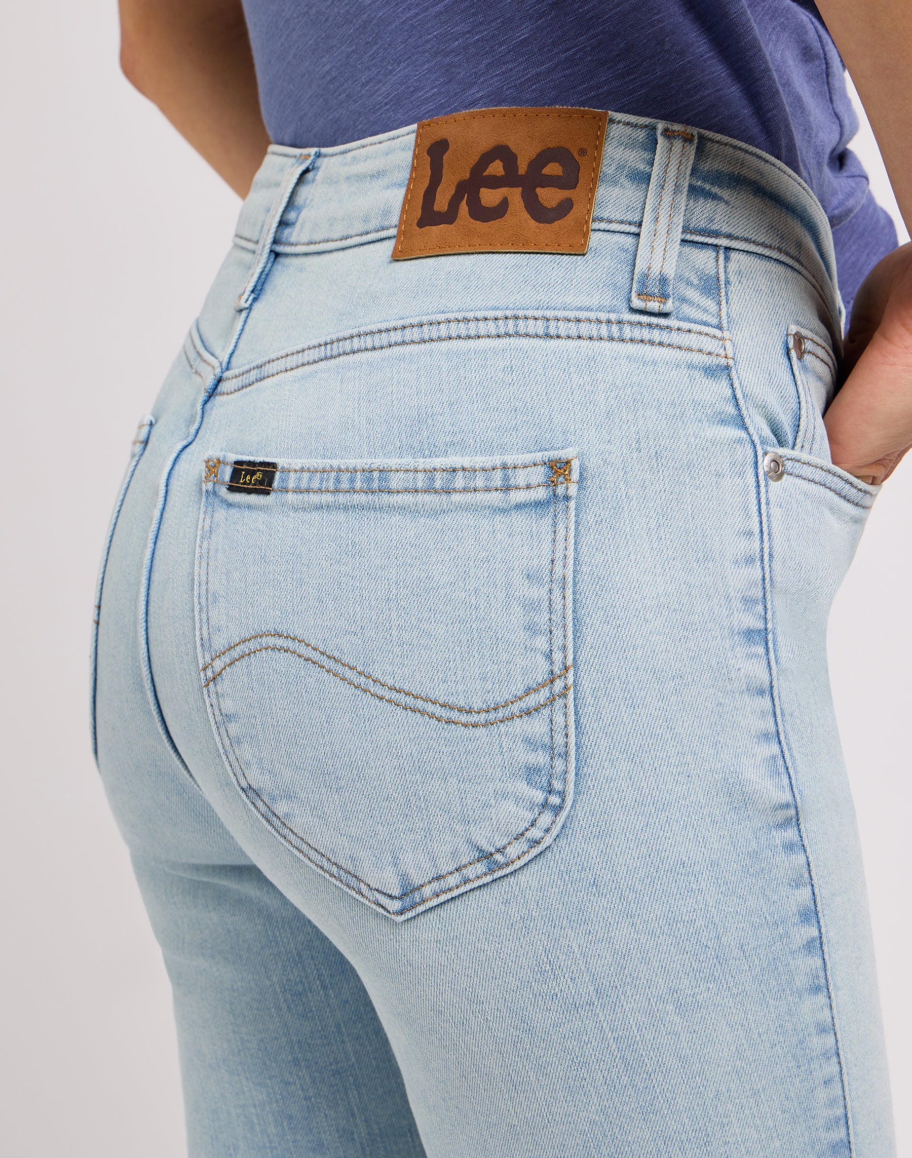 Scarlett Haute en Jeans Dive On In Lee