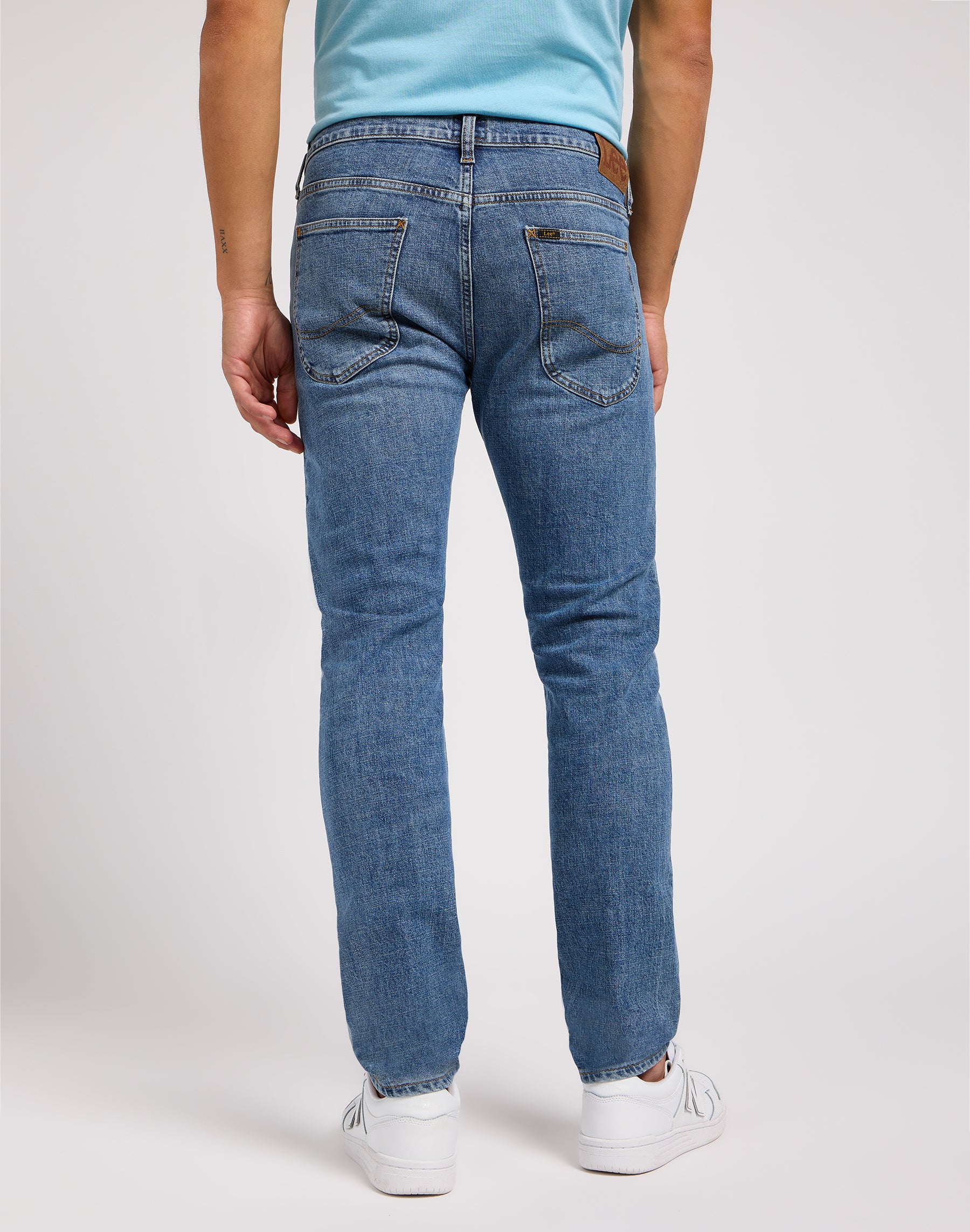 Luke en jeans country road Lee
