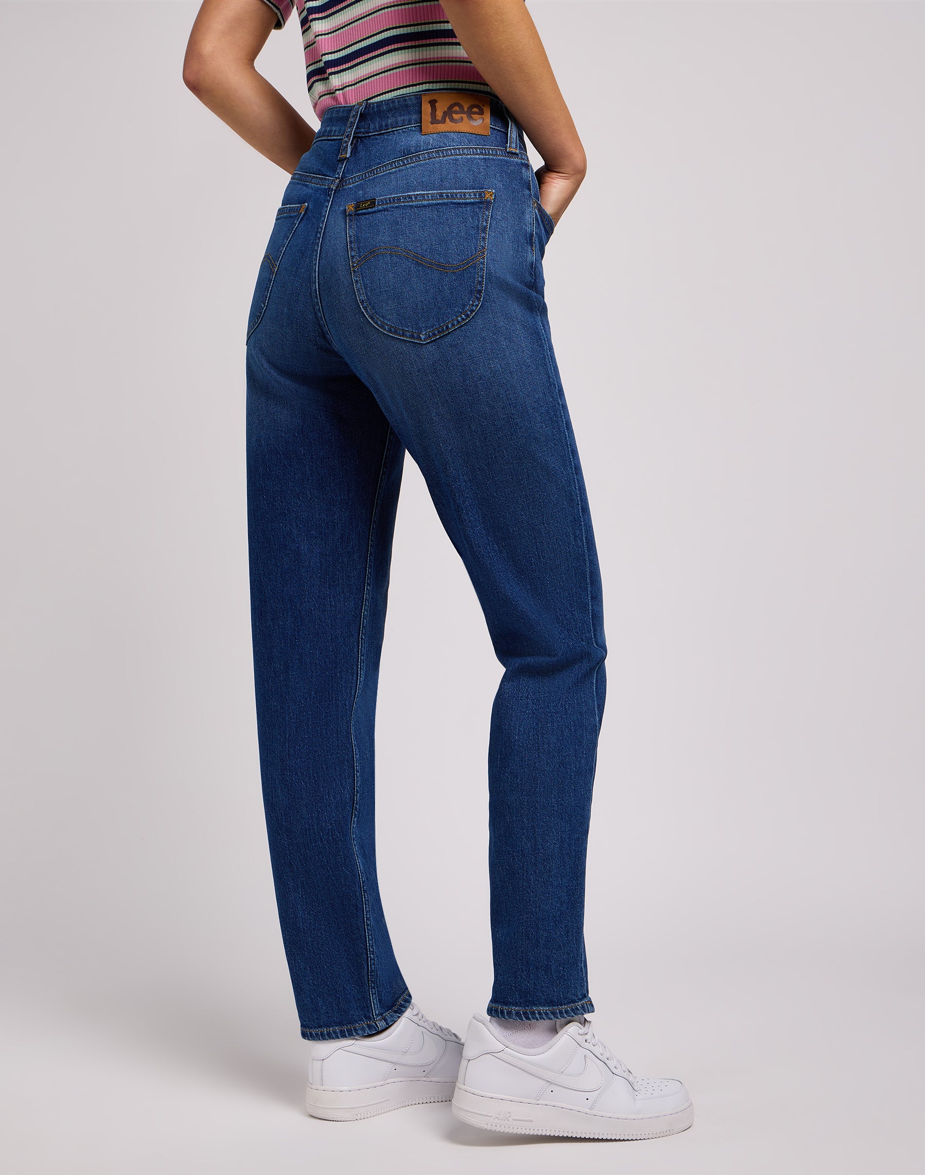 Carol en jeans Little Mix Up Lee