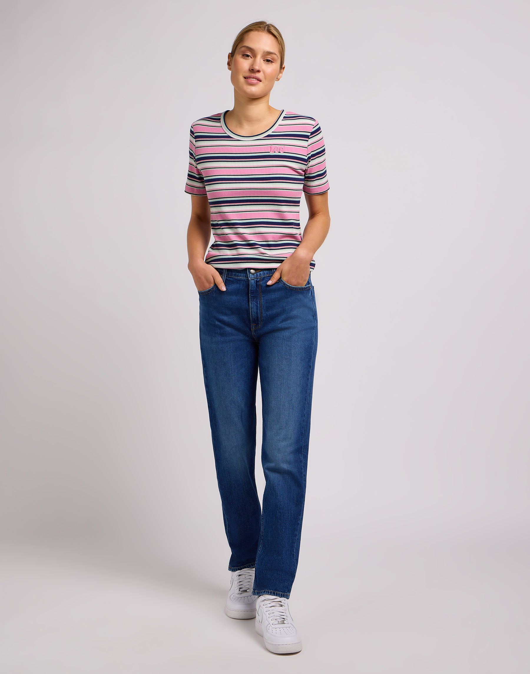 Carol en jeans Little Mix Up Lee
