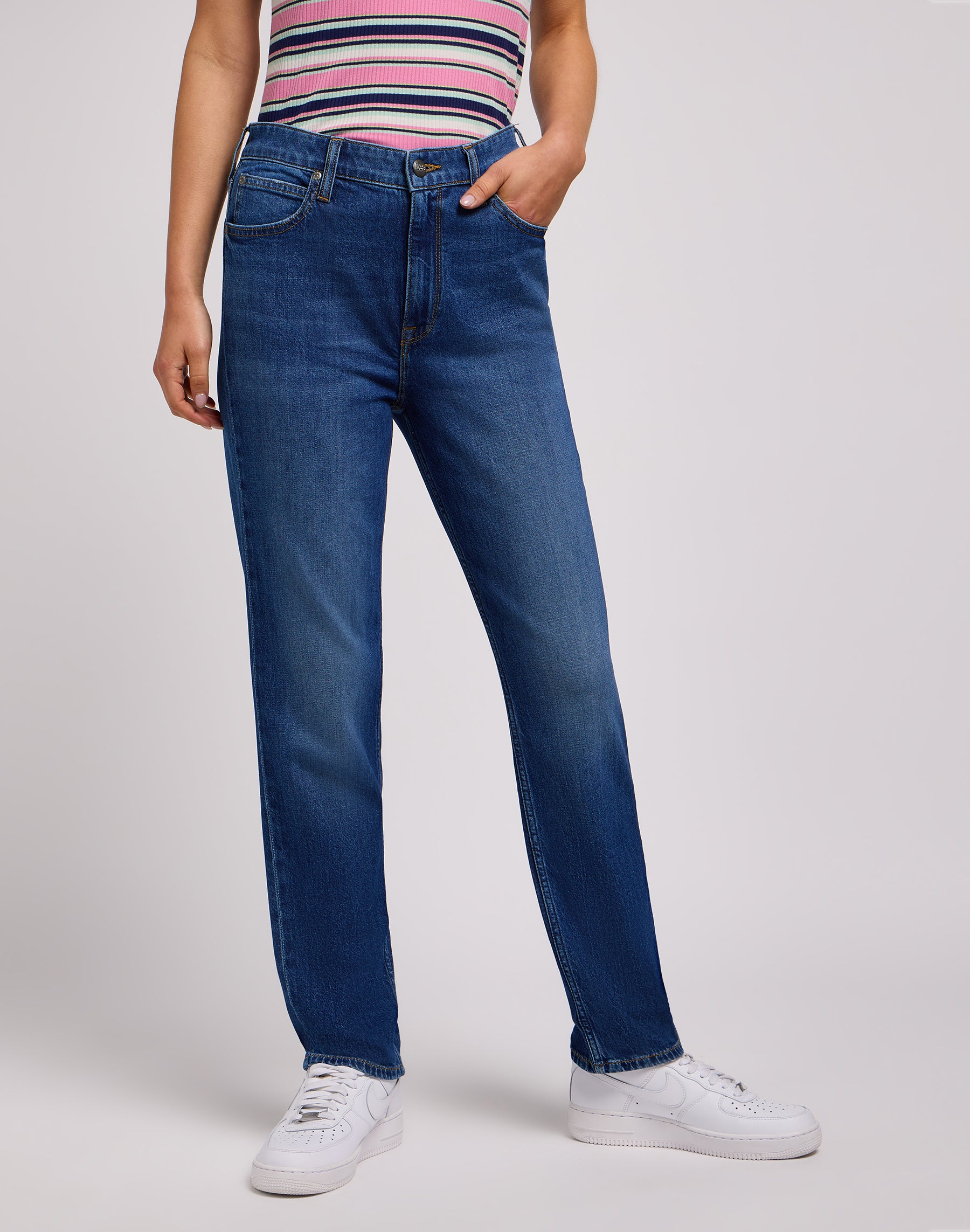Carol en jeans Little Mix Up Lee