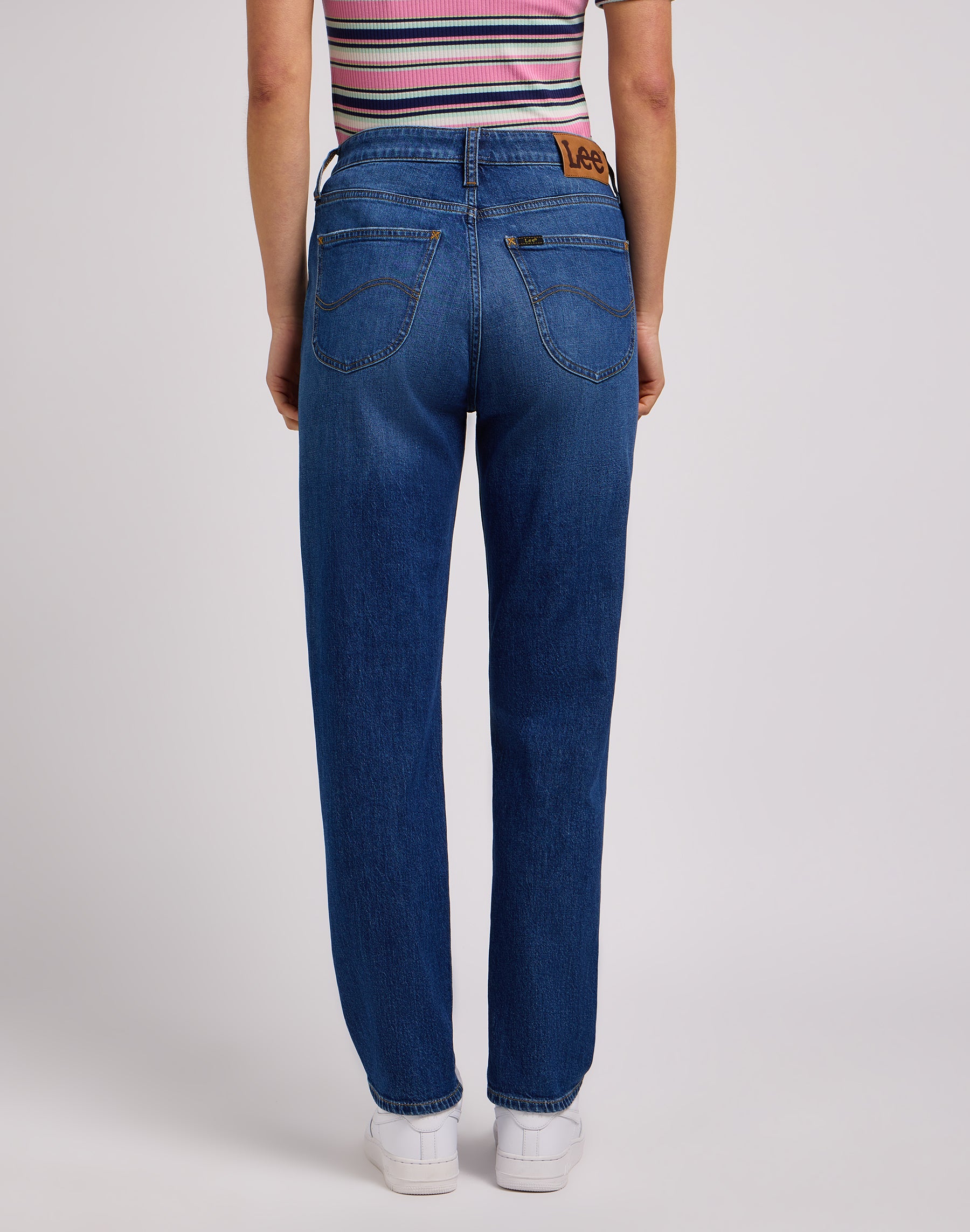 Carol en jeans Little Mix Up Lee