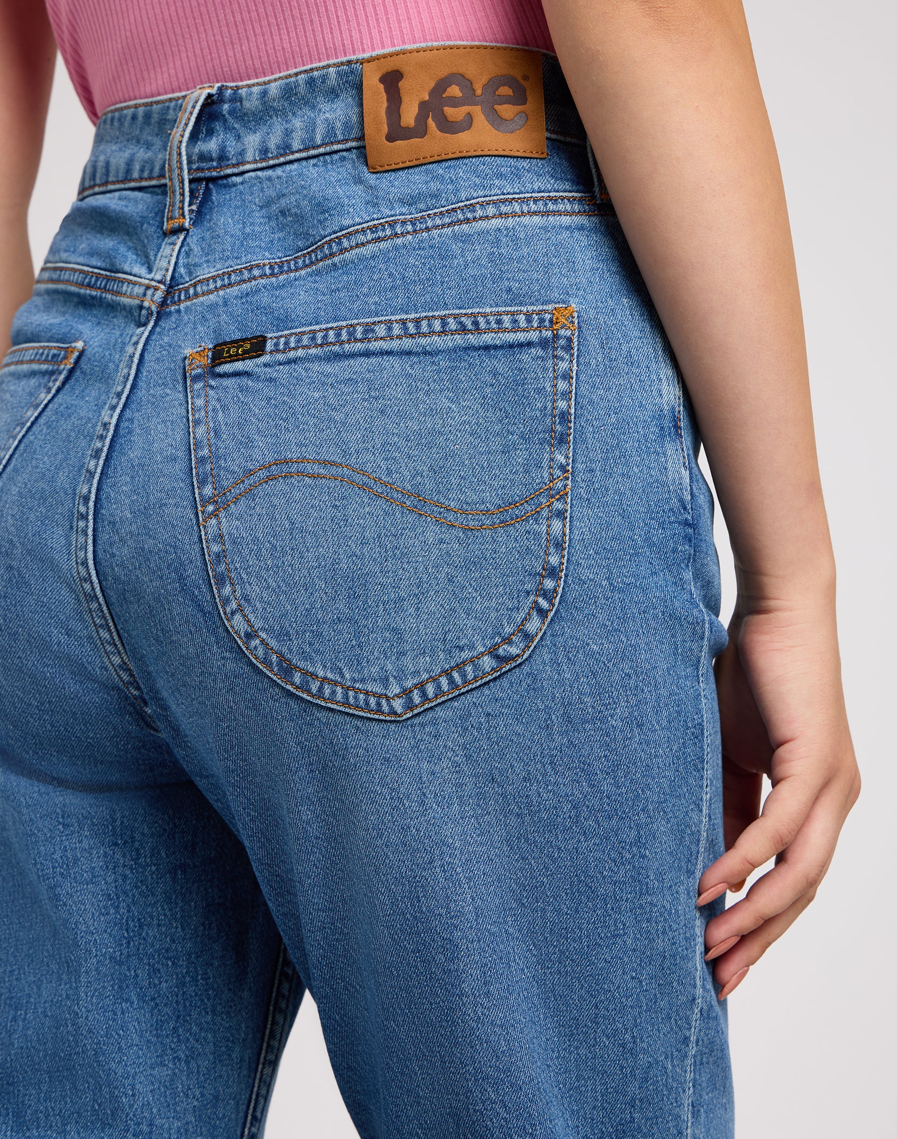 Carol dans Hit Of Blue Jeans Lee