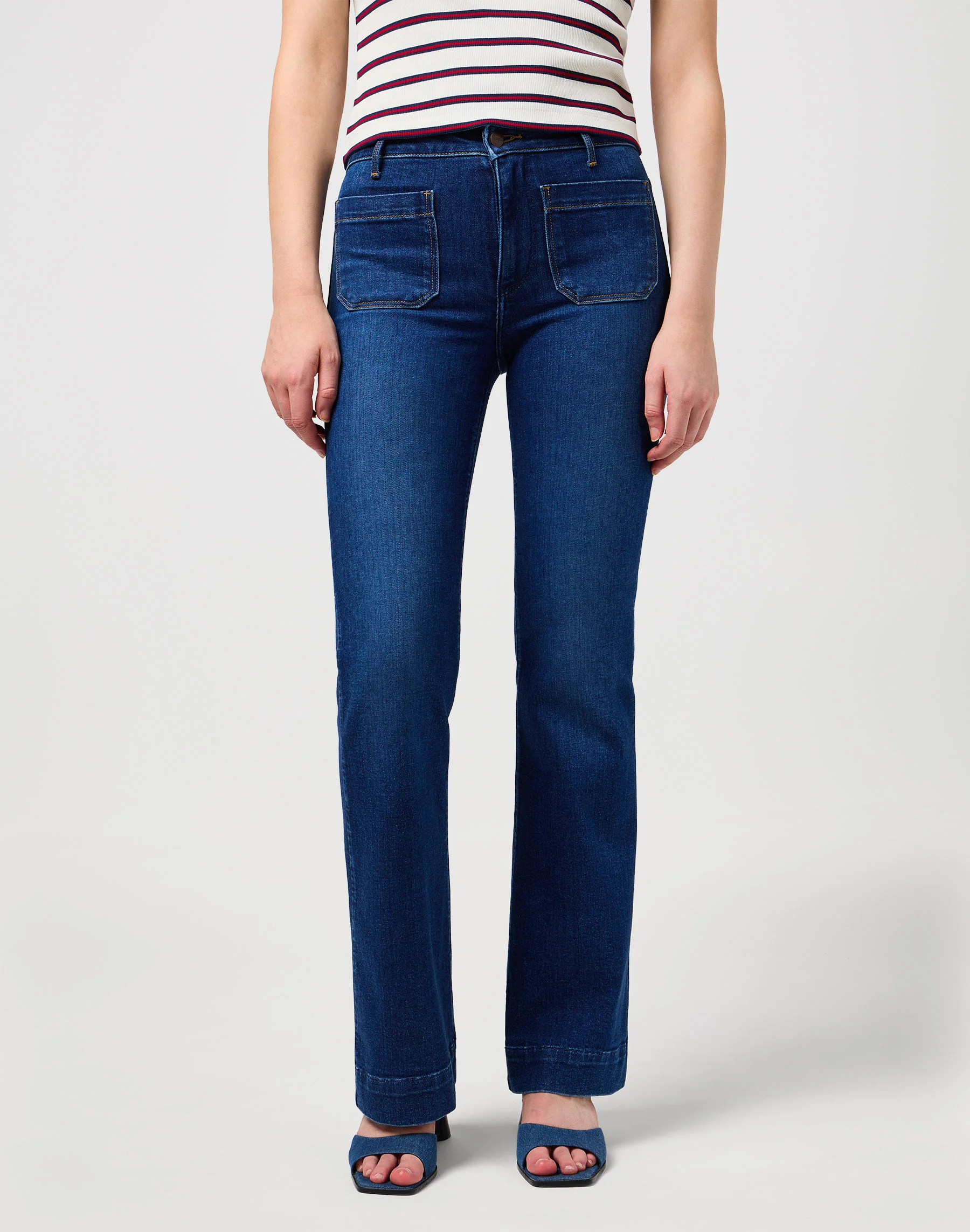 Jeans Flare in Dark Wash Wrangler