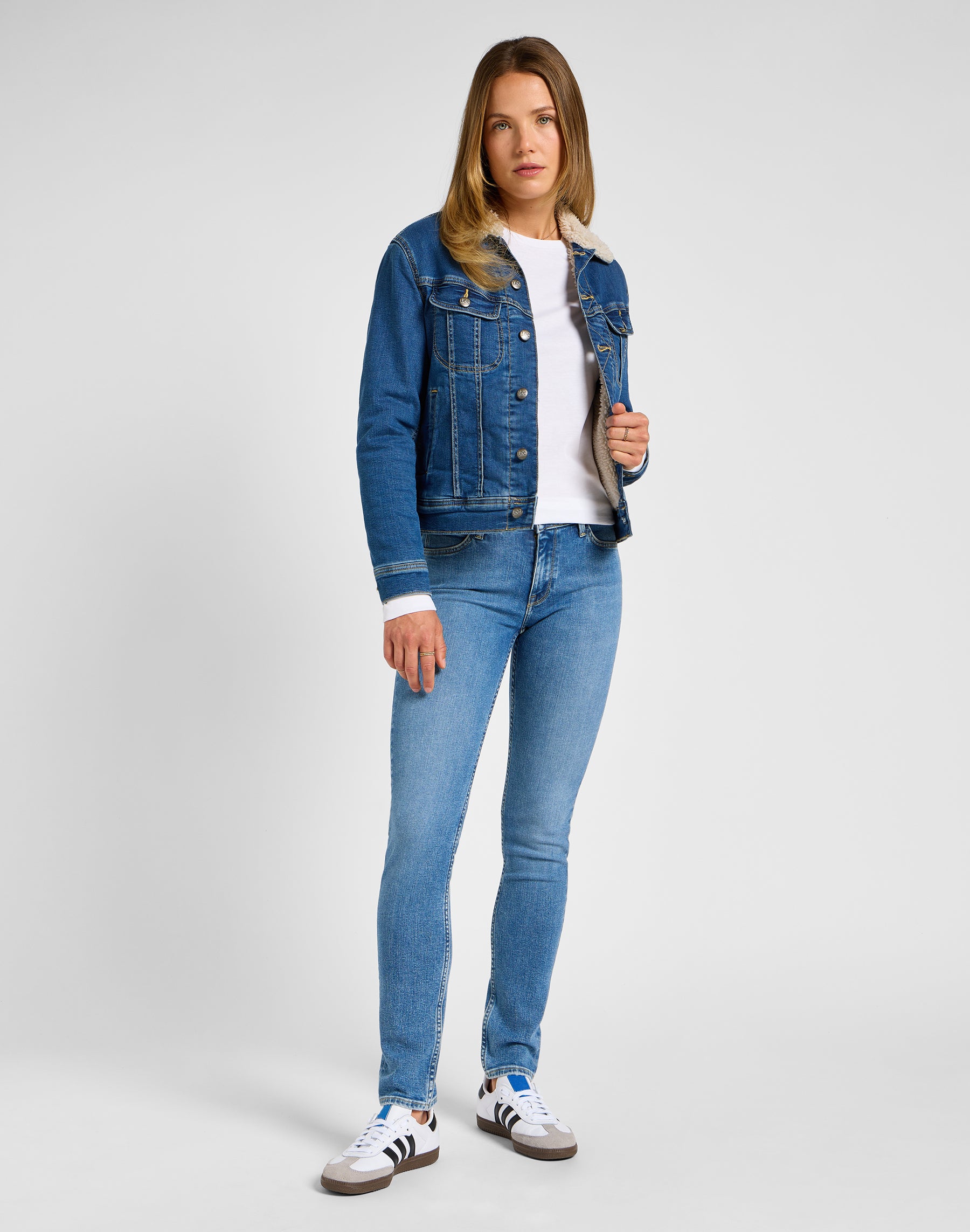 Elly en jeans Holding Back Lee