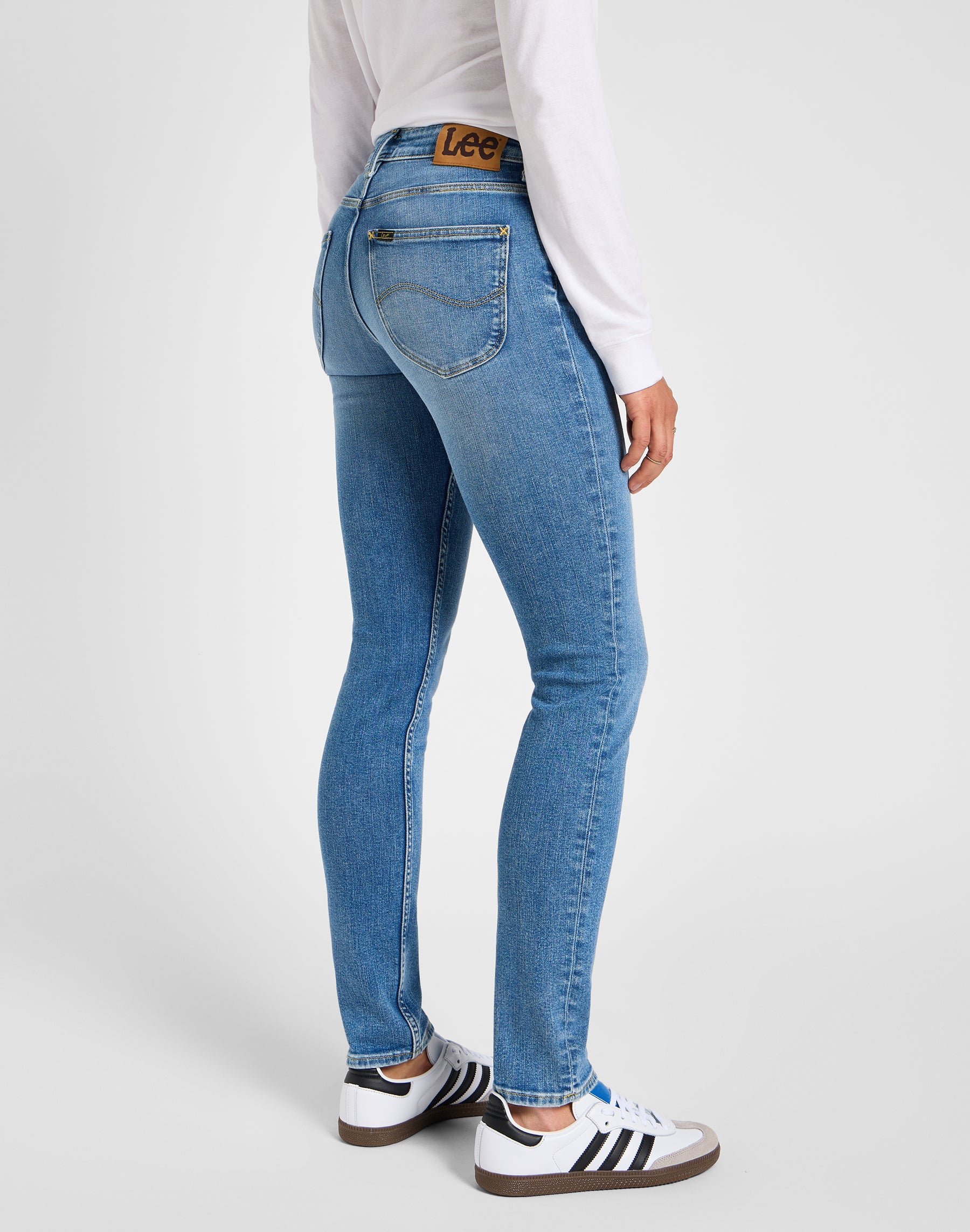 Elly en jeans Holding Back Lee