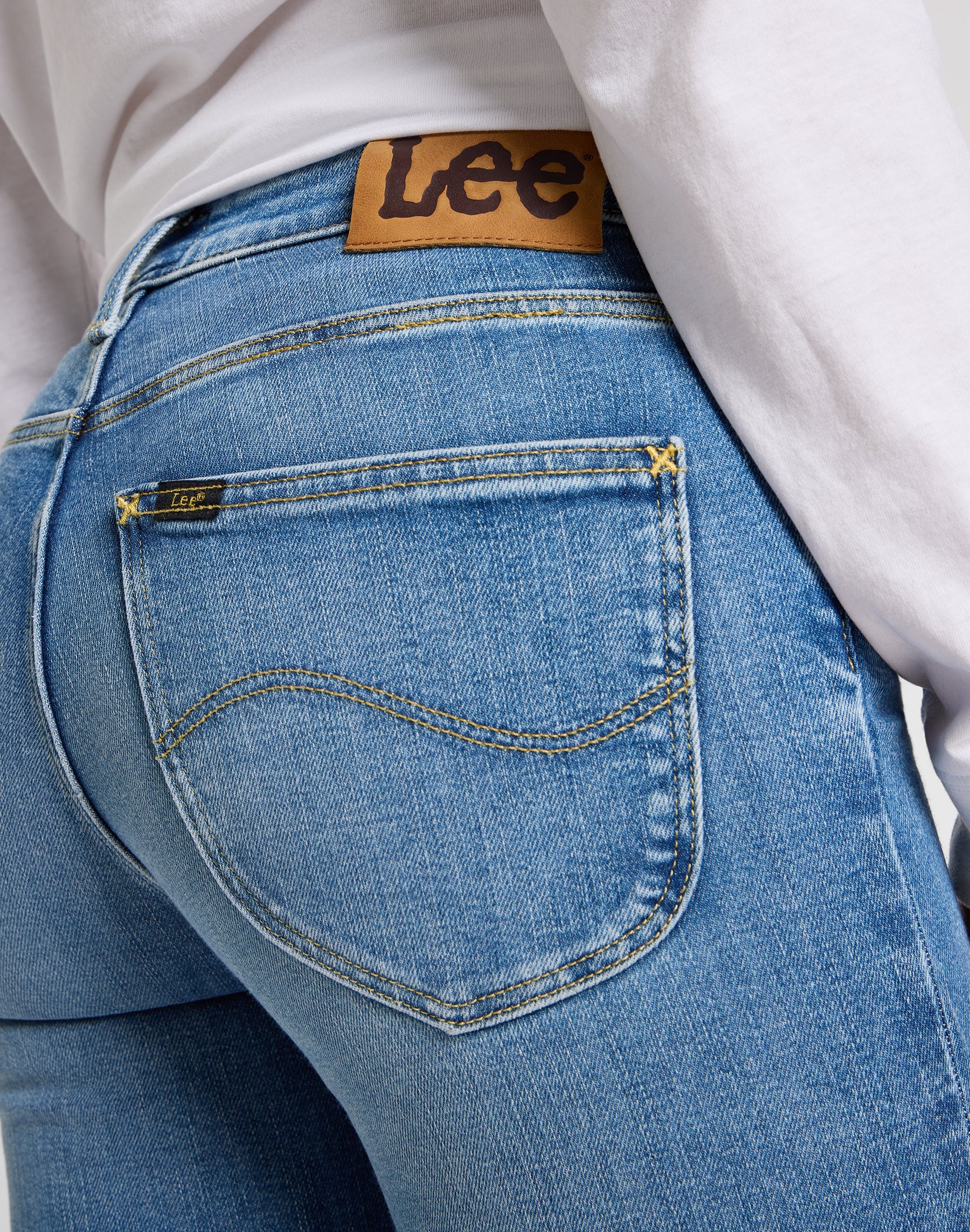 Elly en jeans Holding Back Lee