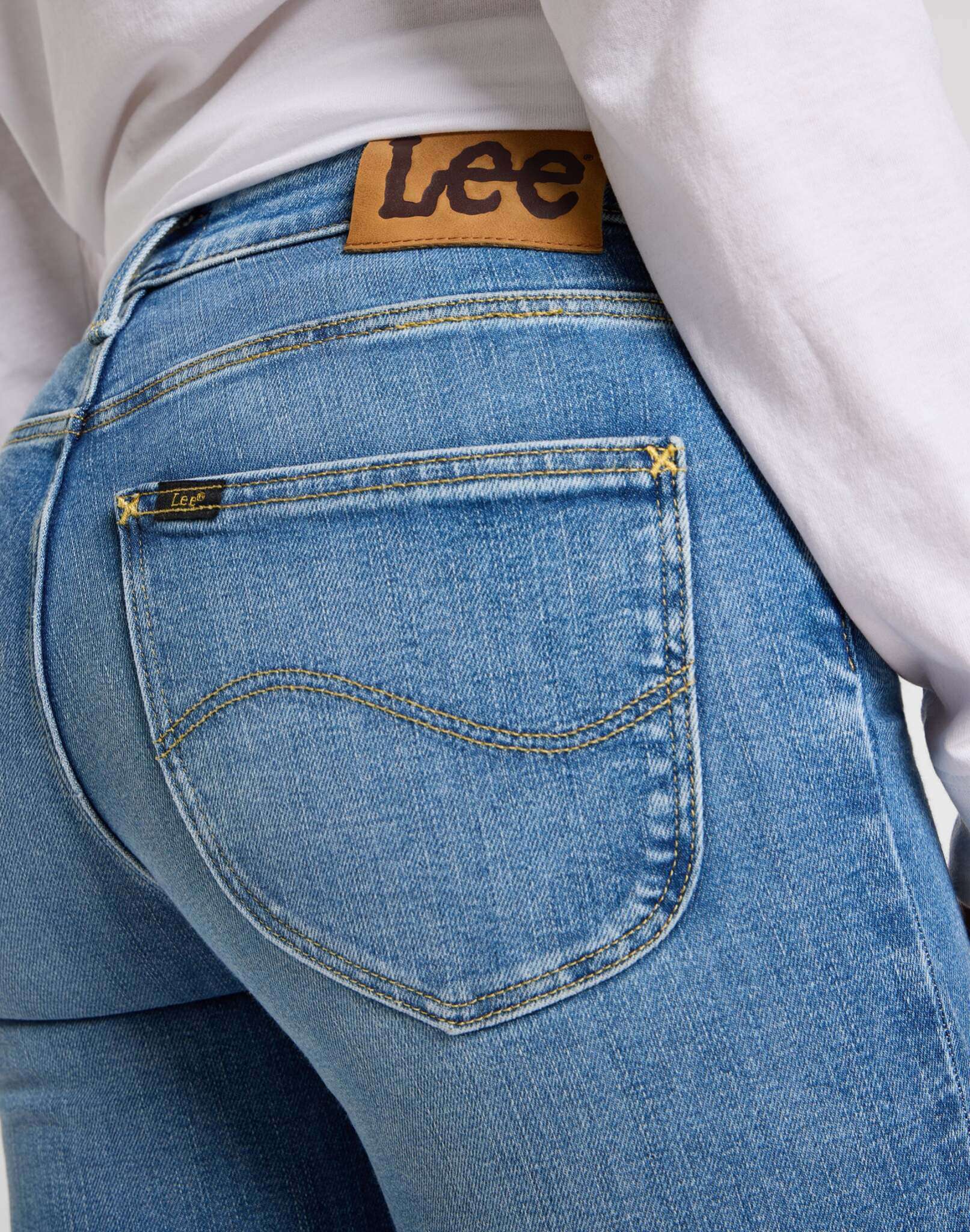 Elly en jeans Holding Back Lee