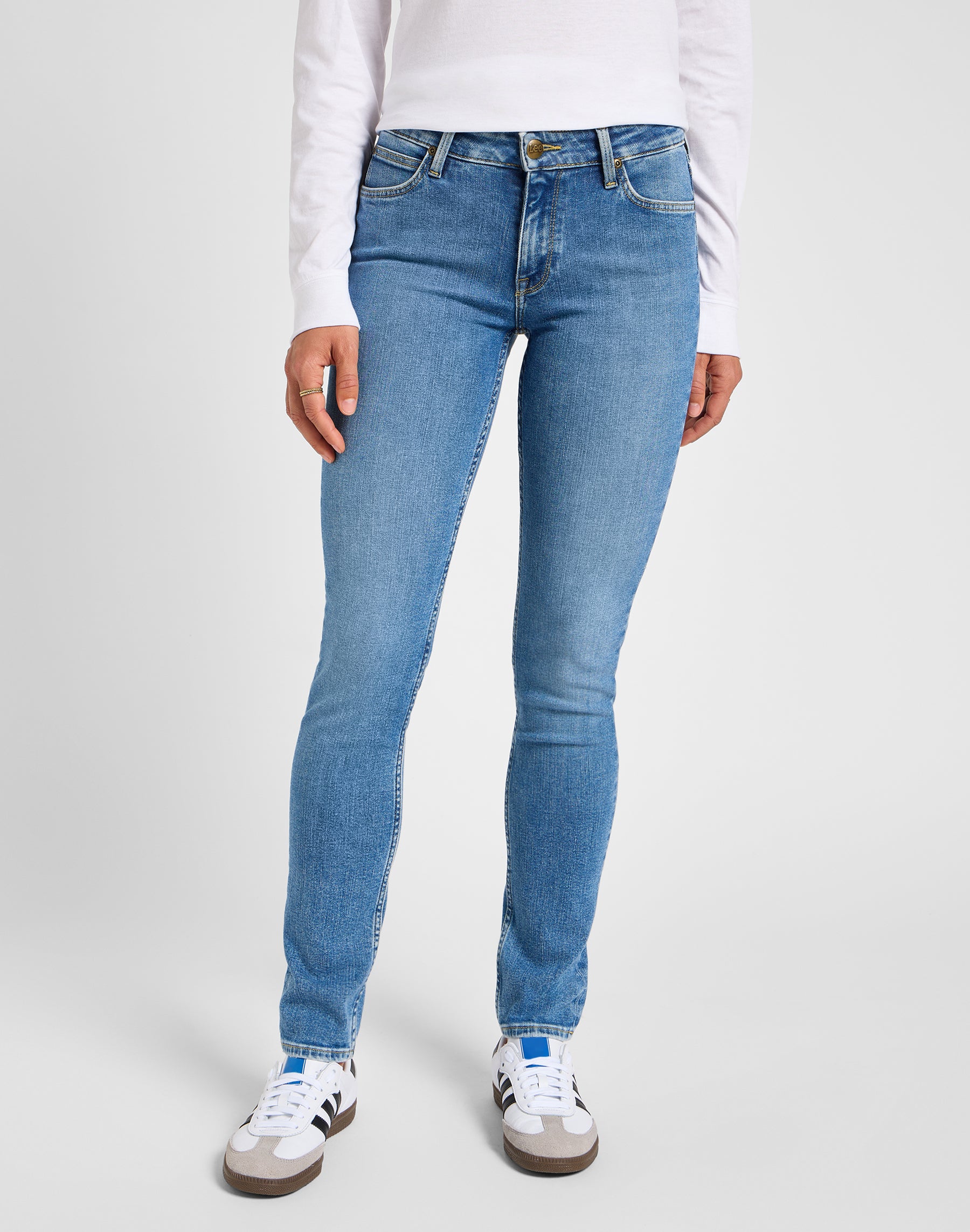 Elly en jeans Holding Back Lee