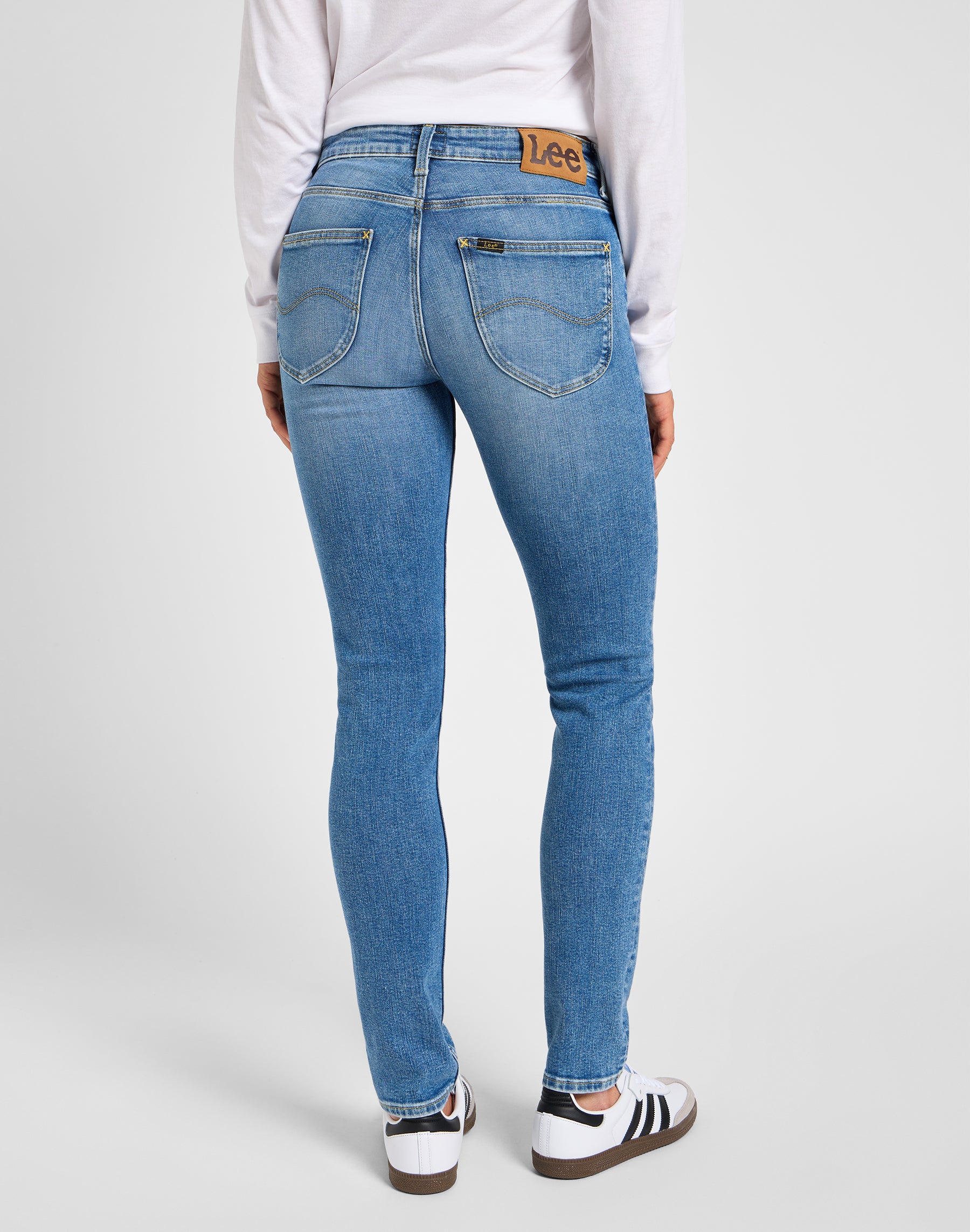Elly en jeans Holding Back Lee
