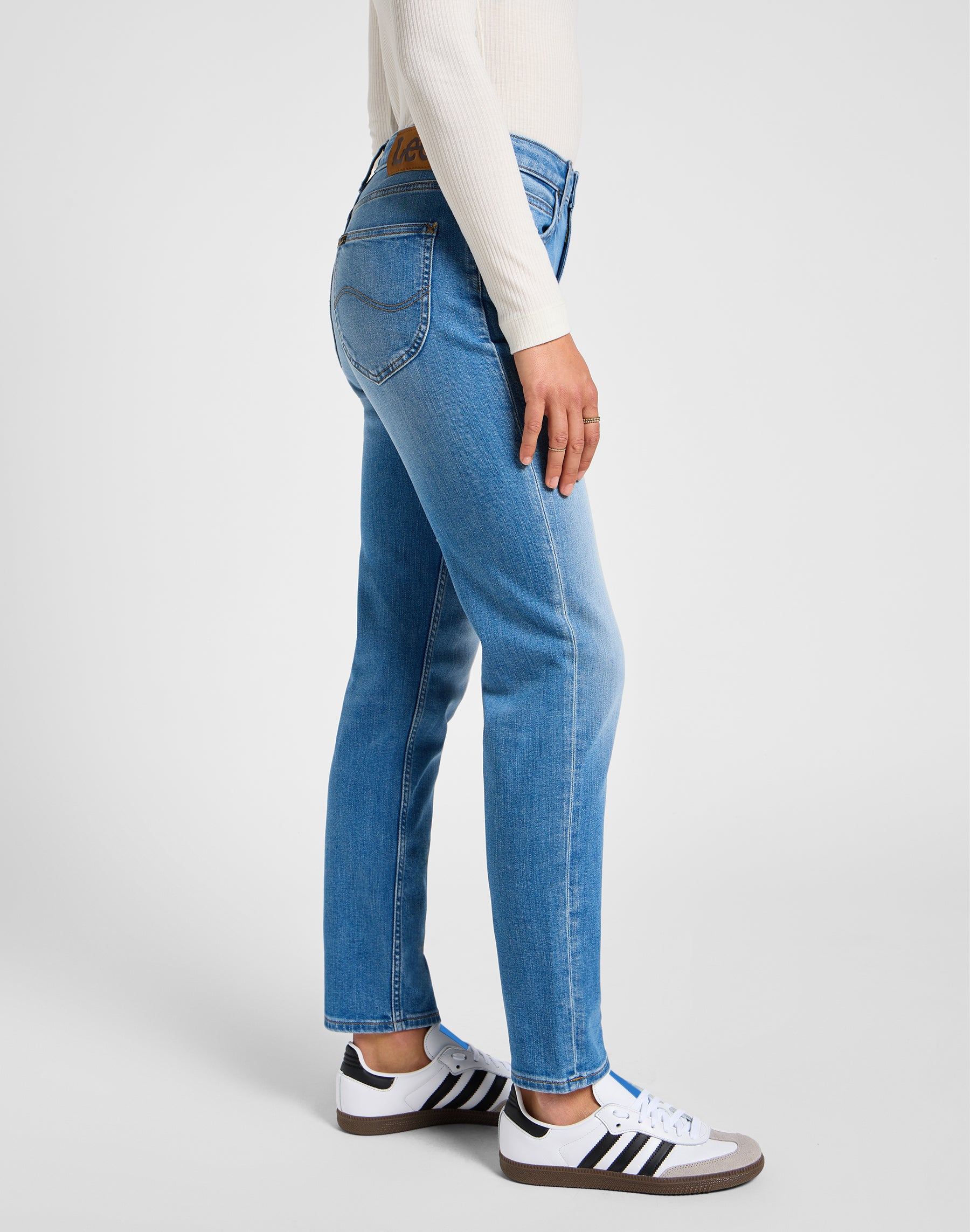 Carol dans Meant To Be Jeans Lee