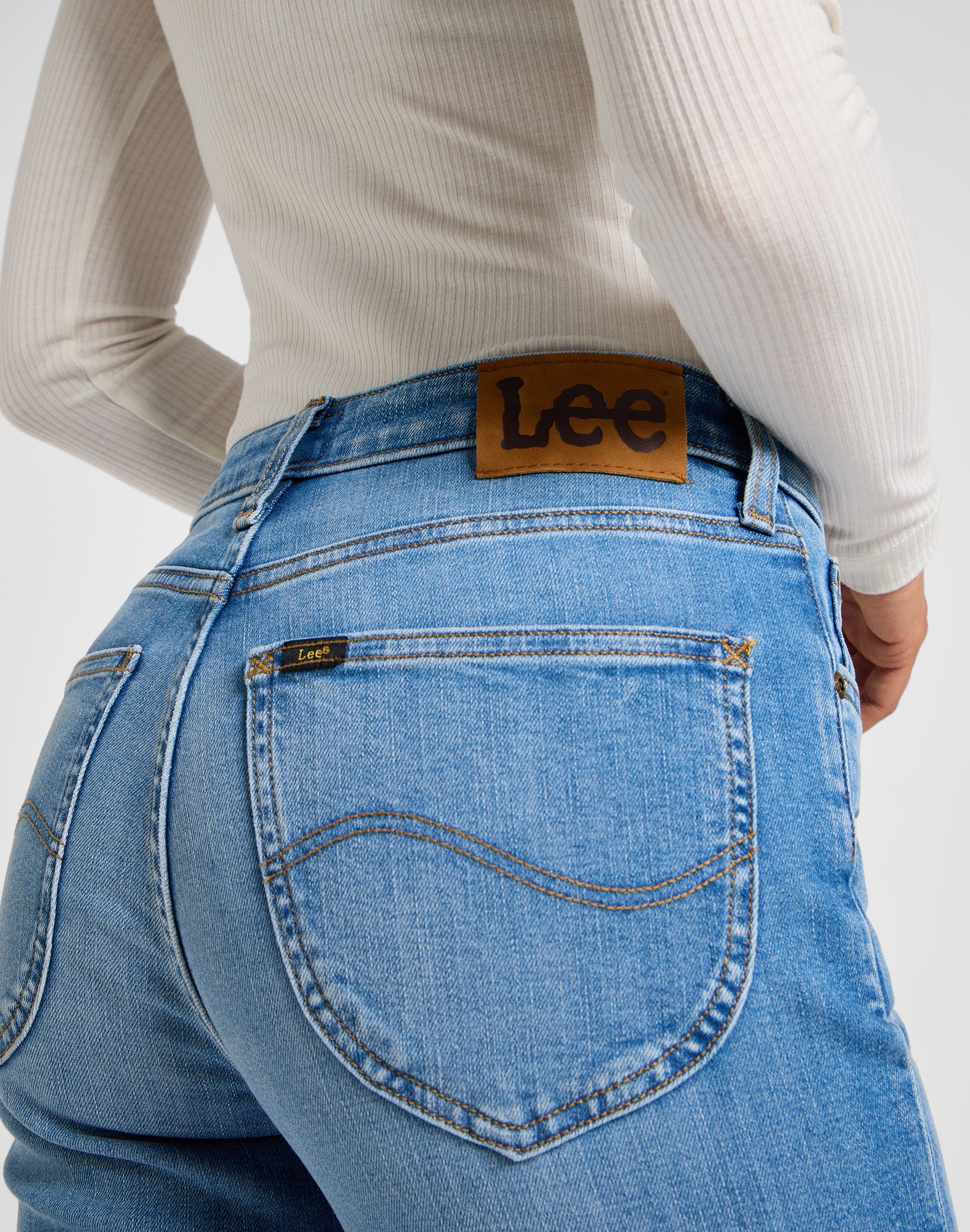 Carol dans Meant To Be Jeans Lee