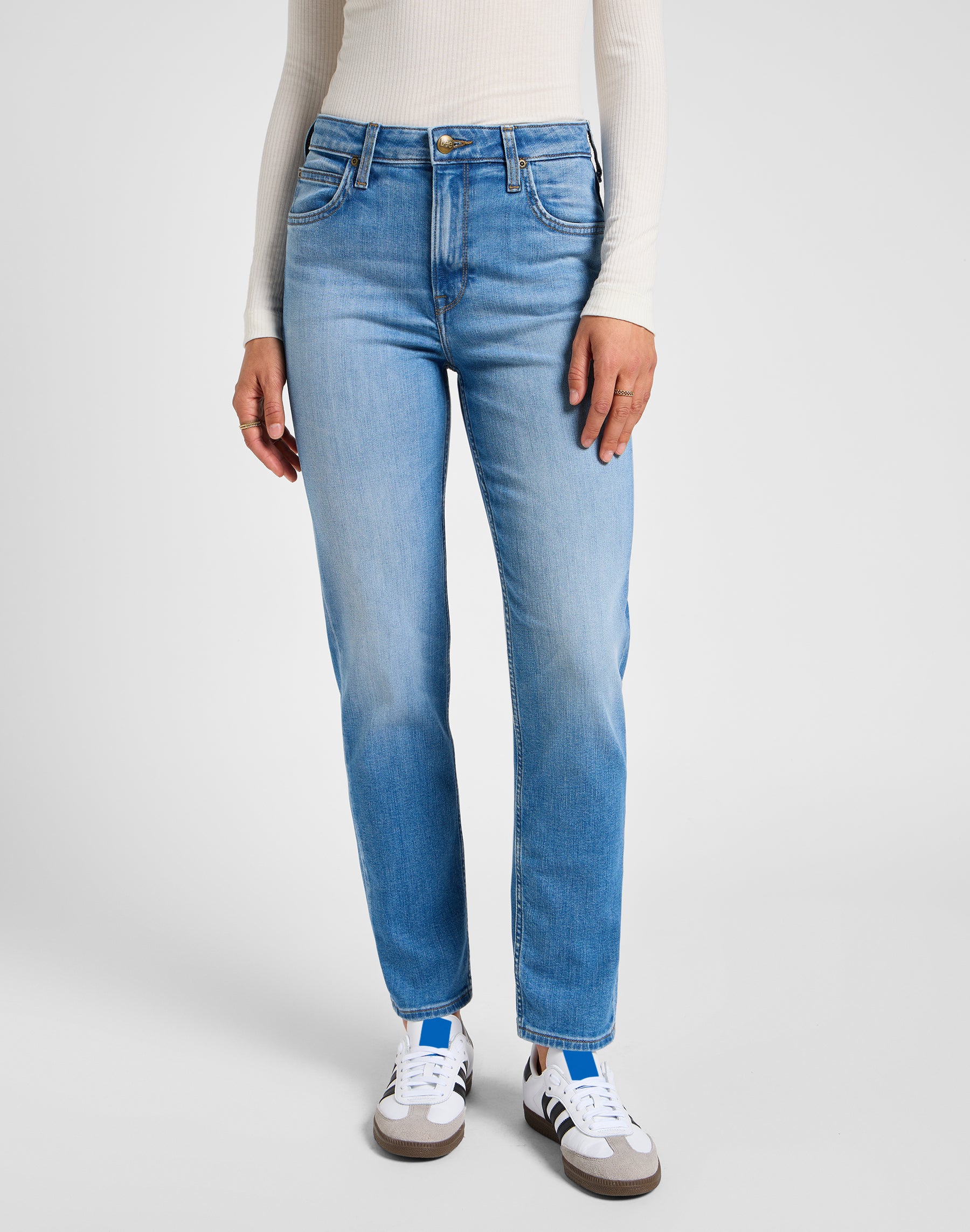 Carol dans Meant To Be Jeans Lee