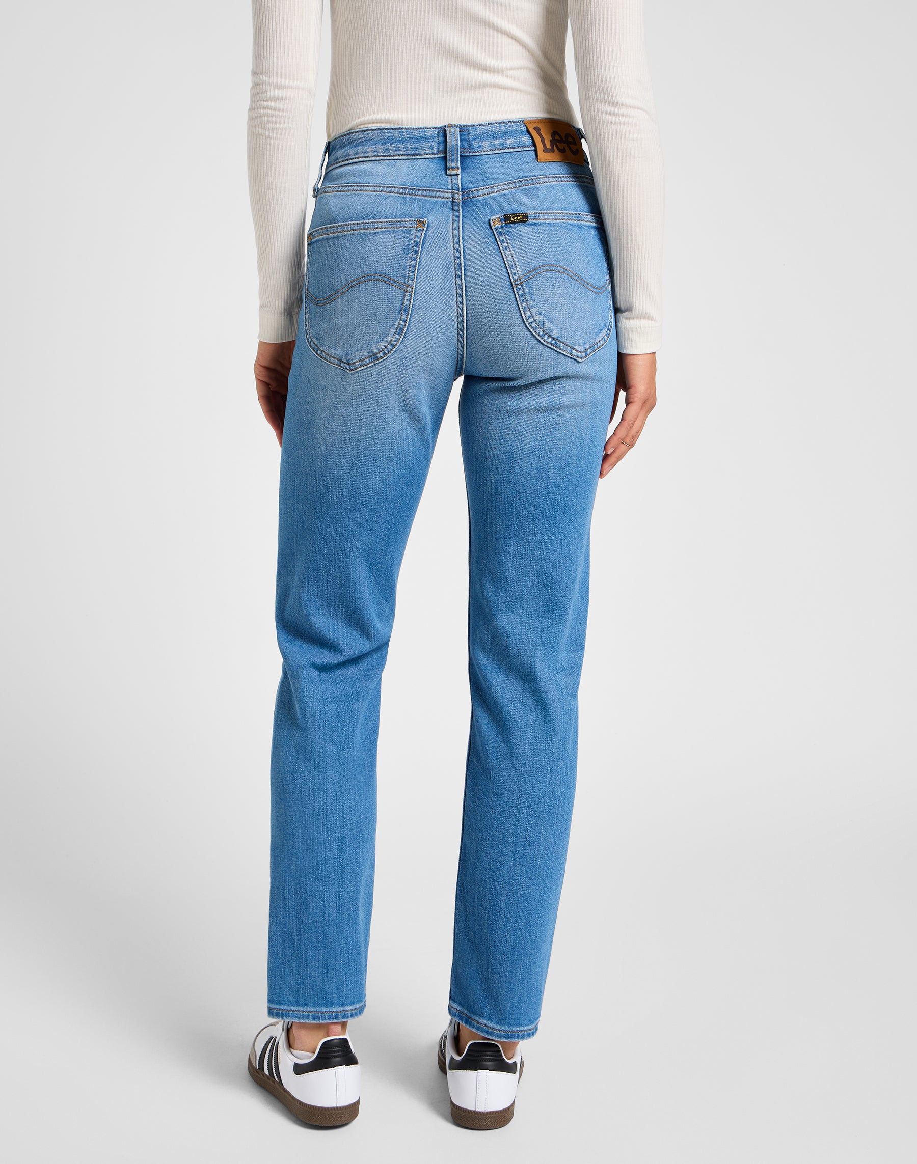 Carol dans Meant To Be Jeans Lee