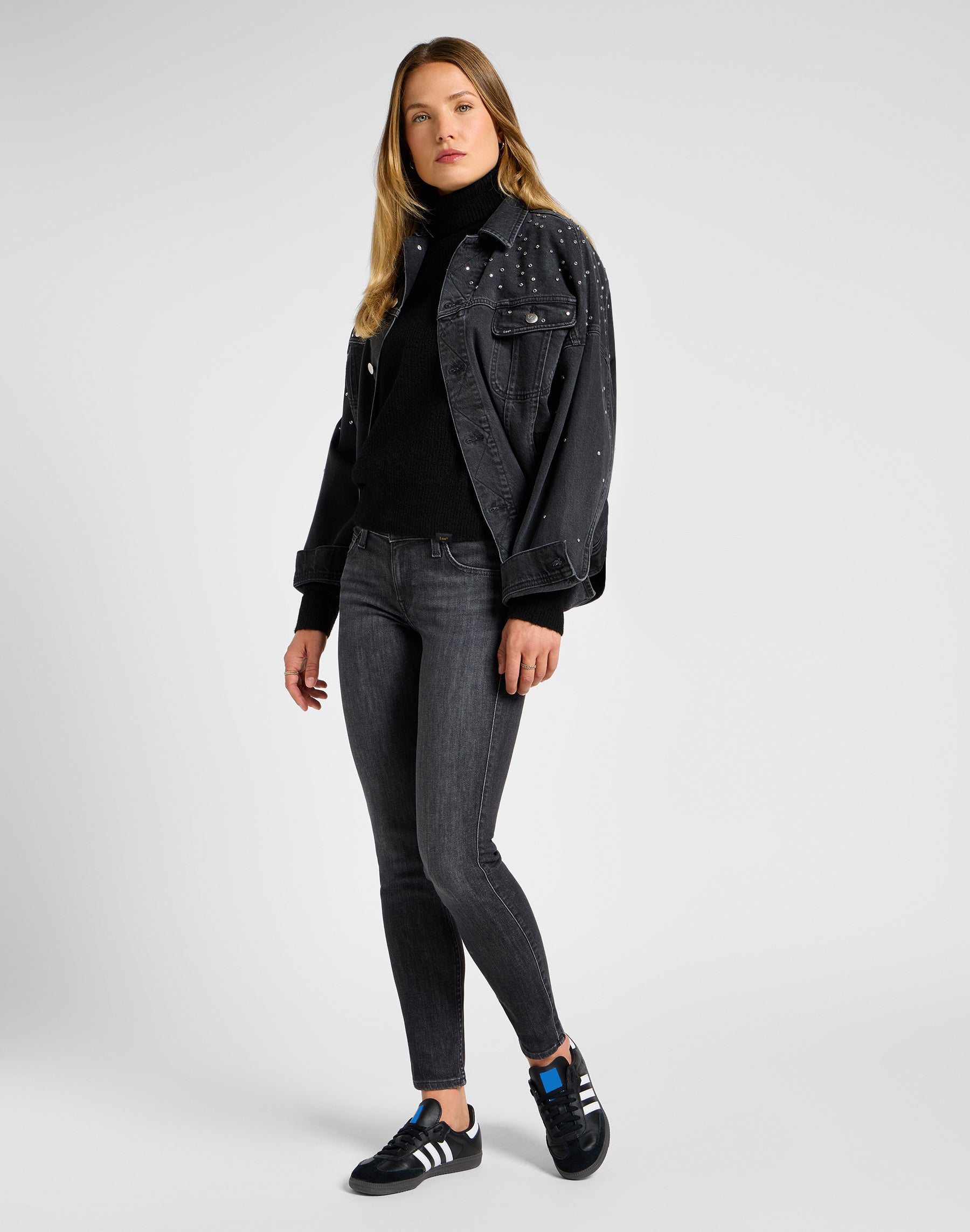 Scarlett en jeans Last Strike Lee