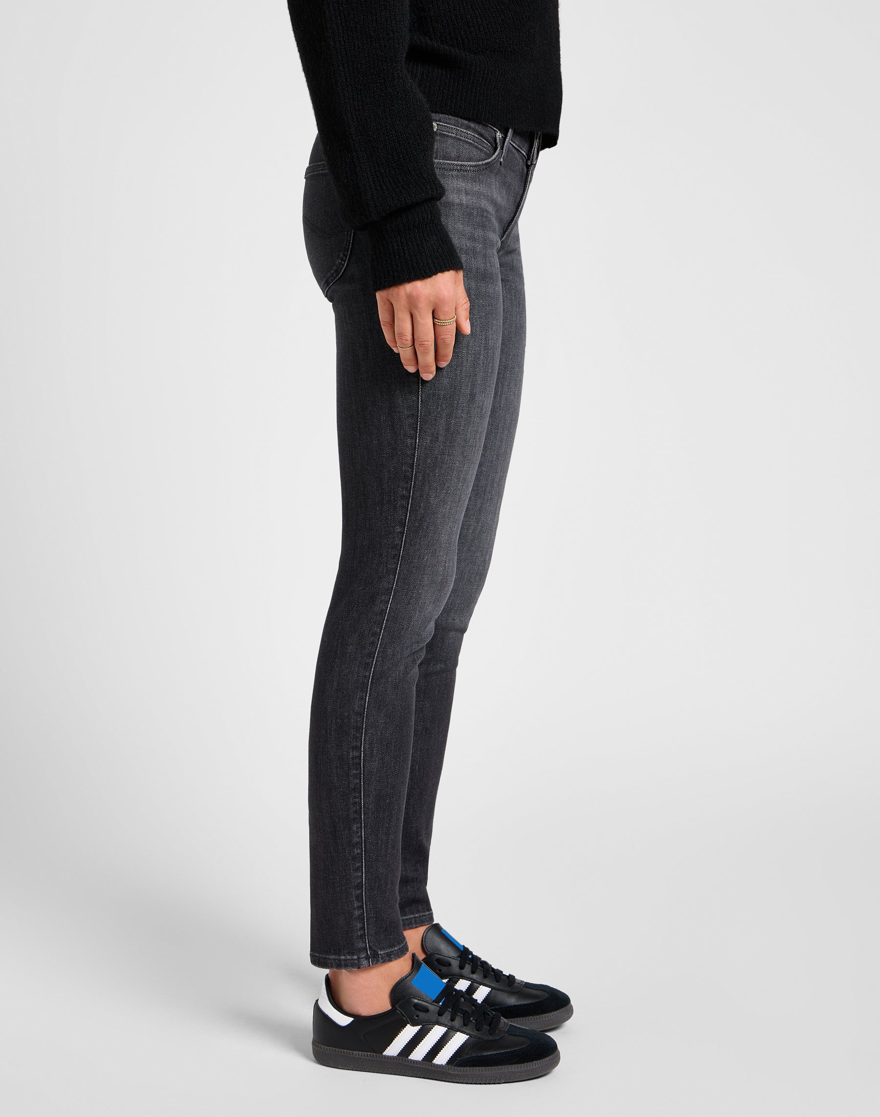 Scarlett en jeans Last Strike Lee