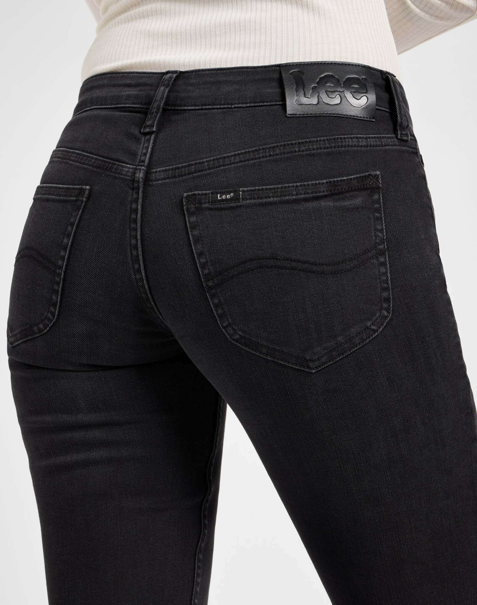 Jessica en jeans True To Black Lee