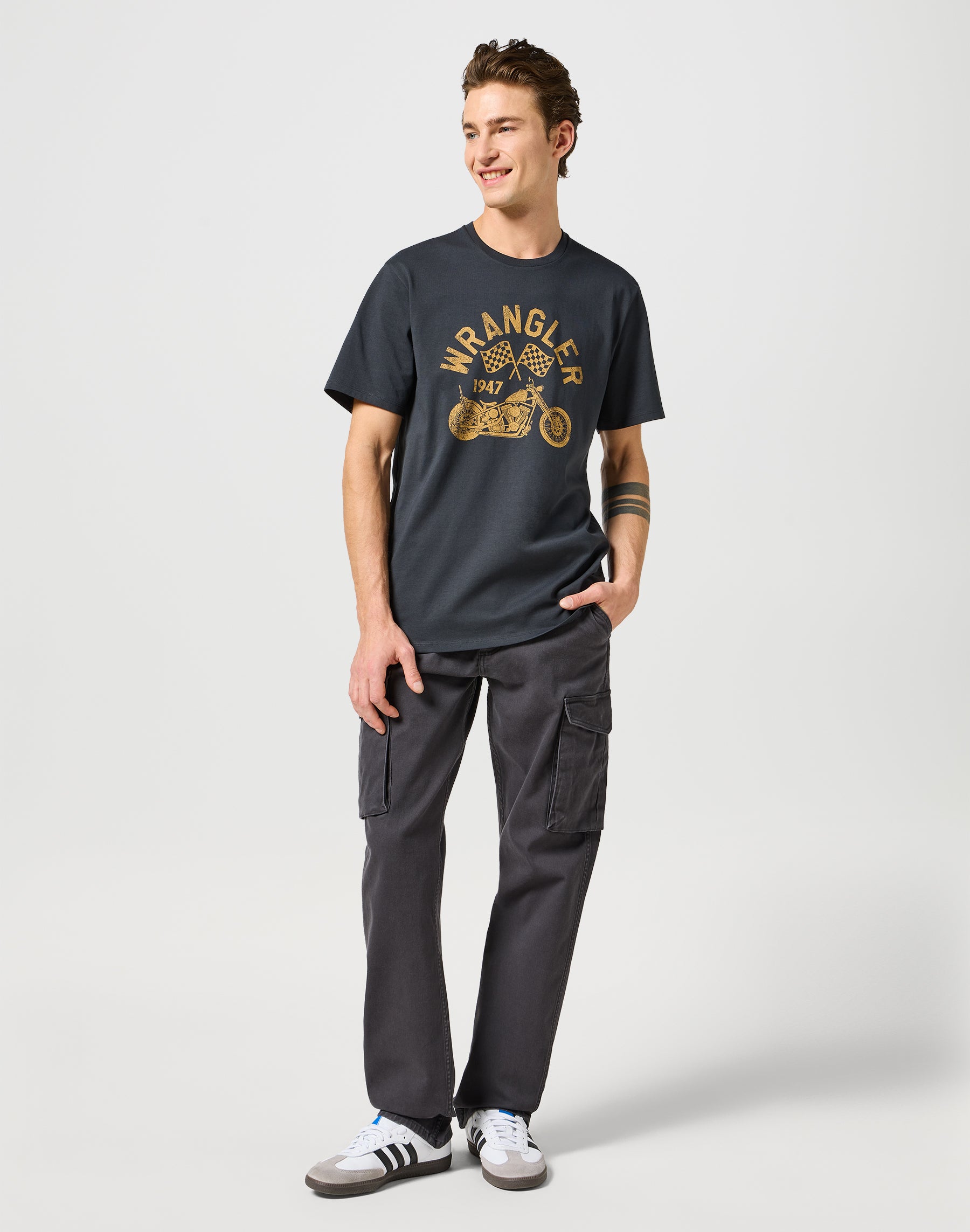 Casey Jones Cargo Regular in Faded Black Pantalon Wrangler