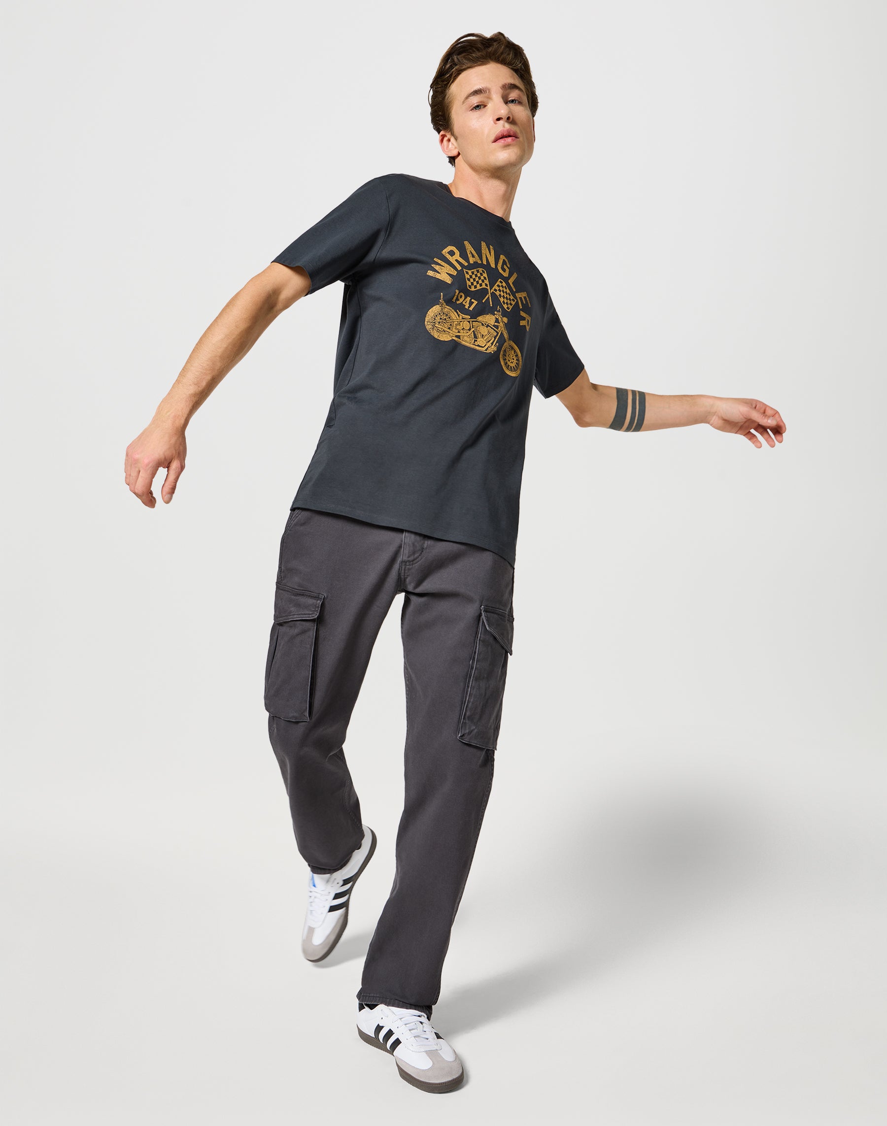 Casey Jones Cargo Regular in Faded Black Pantalon Wrangler