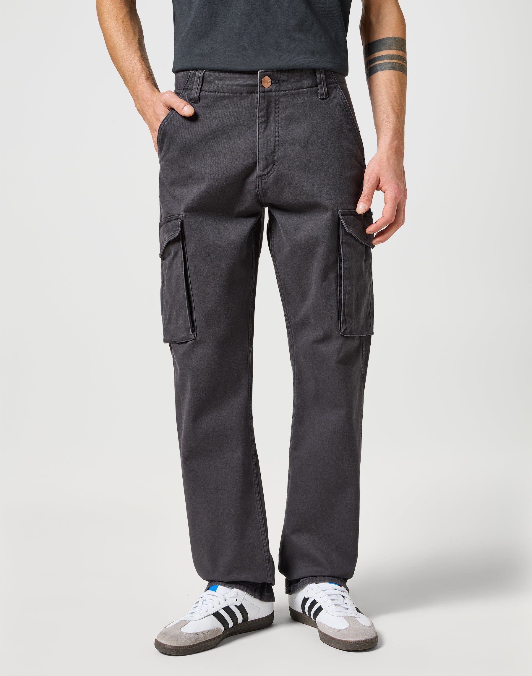 Casey Jones Cargo Regular in Faded Black Pantalon Wrangler