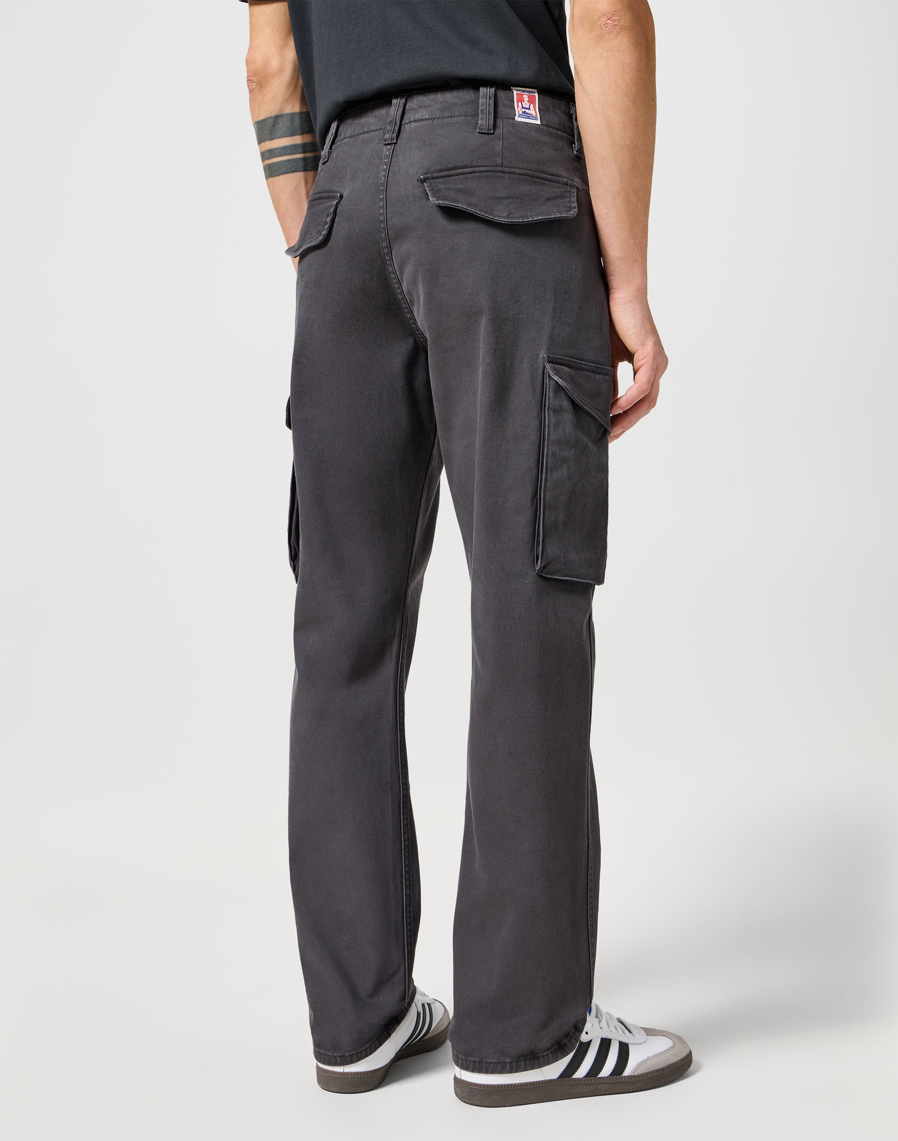 Casey Jones Cargo Regular in Faded Black Pantalon Wrangler