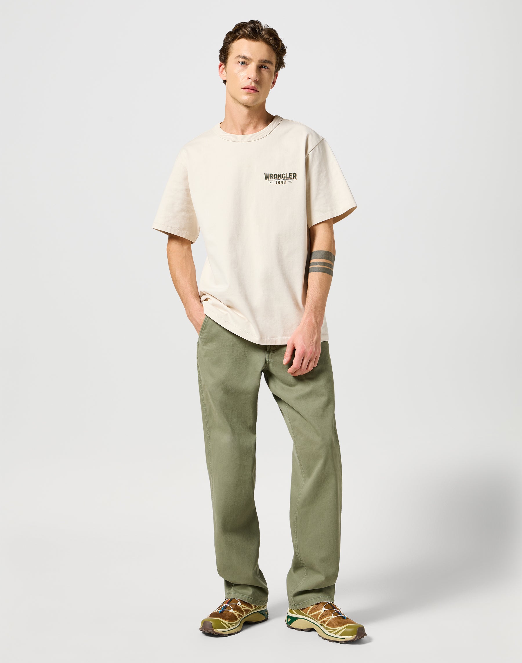 Casey Jones Chino Relaxed in Dusty Olive Pantalon Wrangler
