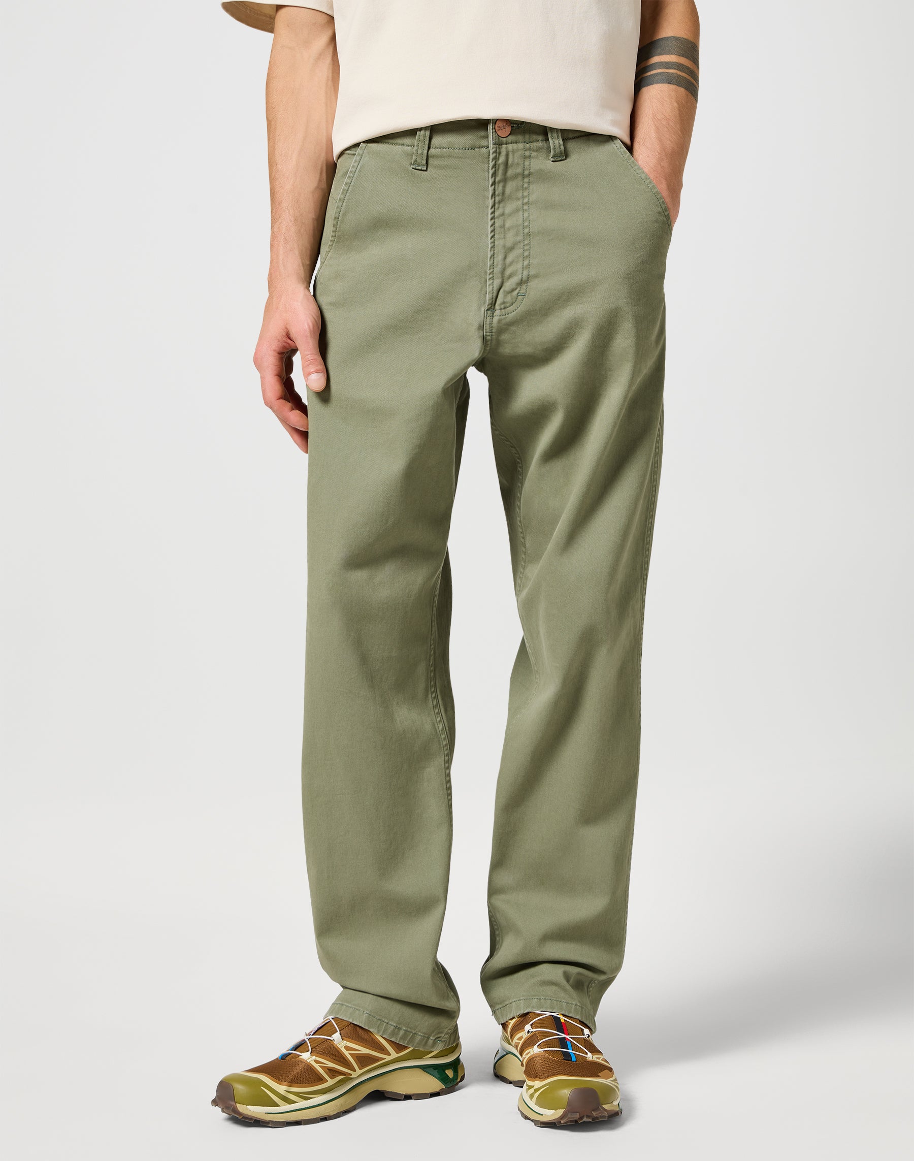 Casey Jones Chino Relaxed in Dusty Olive Pantalon Wrangler