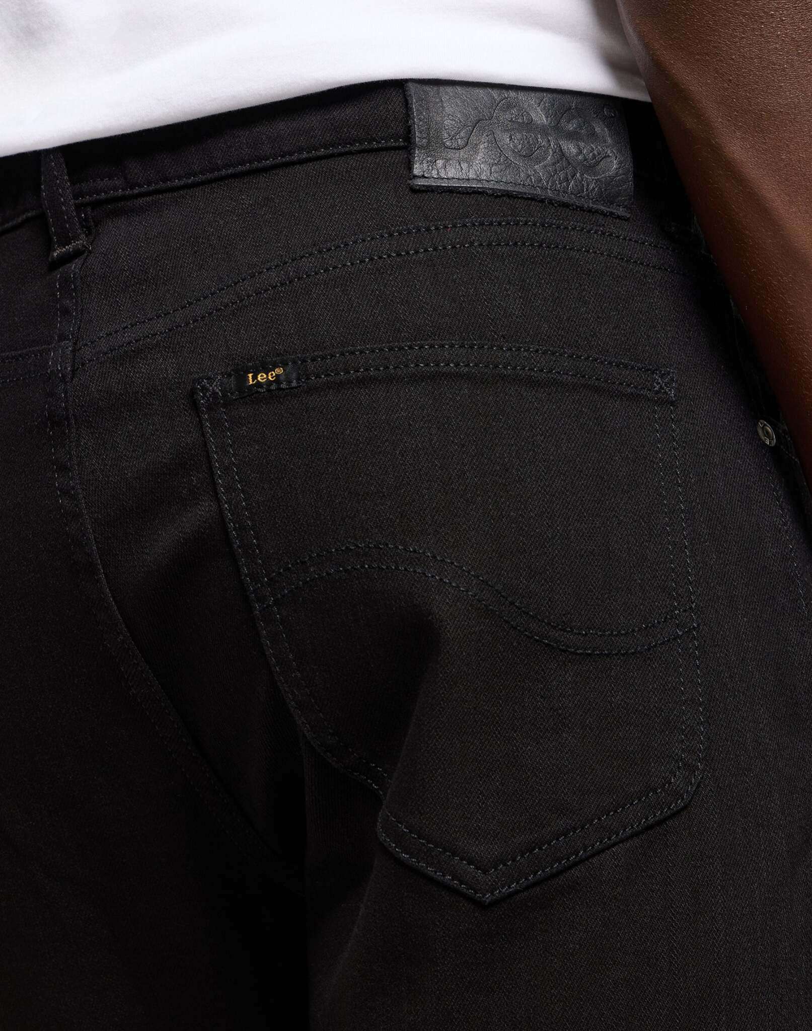 West in Clean Black Jeans Lee