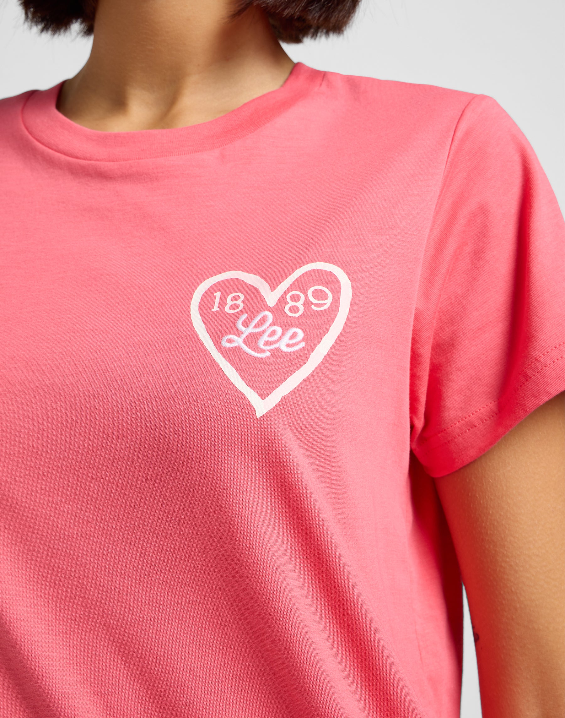 Small Logo Tee dans T-shirts Lychee Lee