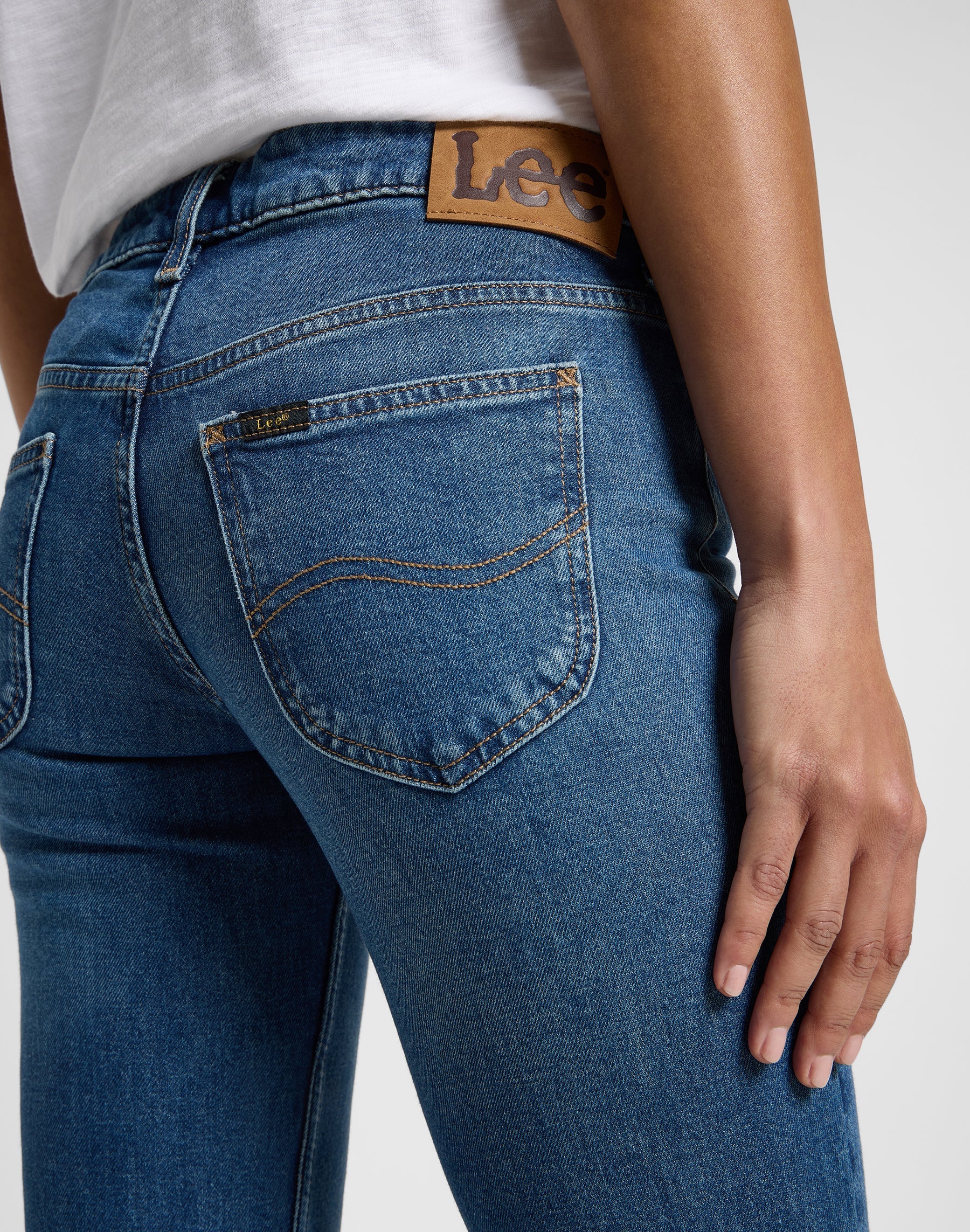 Jessica dans Higher Climb Jeans Lee