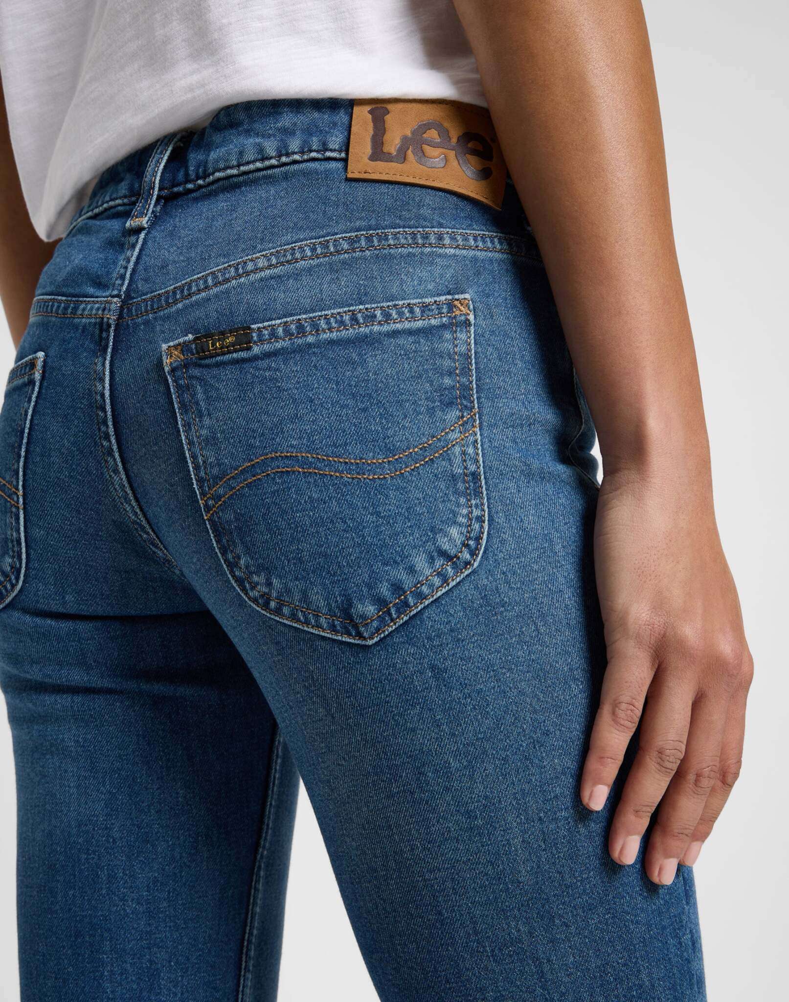 Jessica dans Higher Climb Jeans Lee