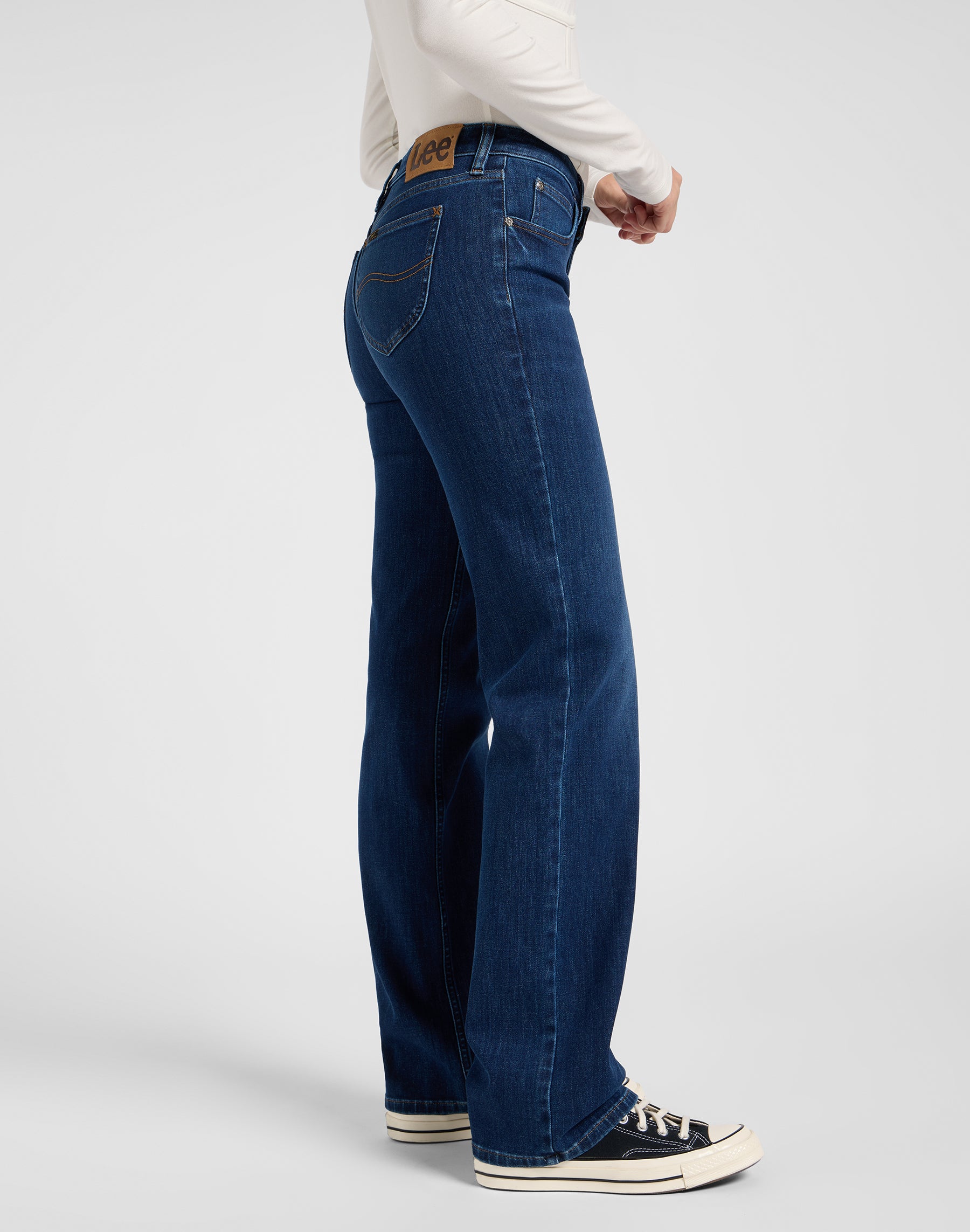 Zoe dans No Foul Jeans Lee