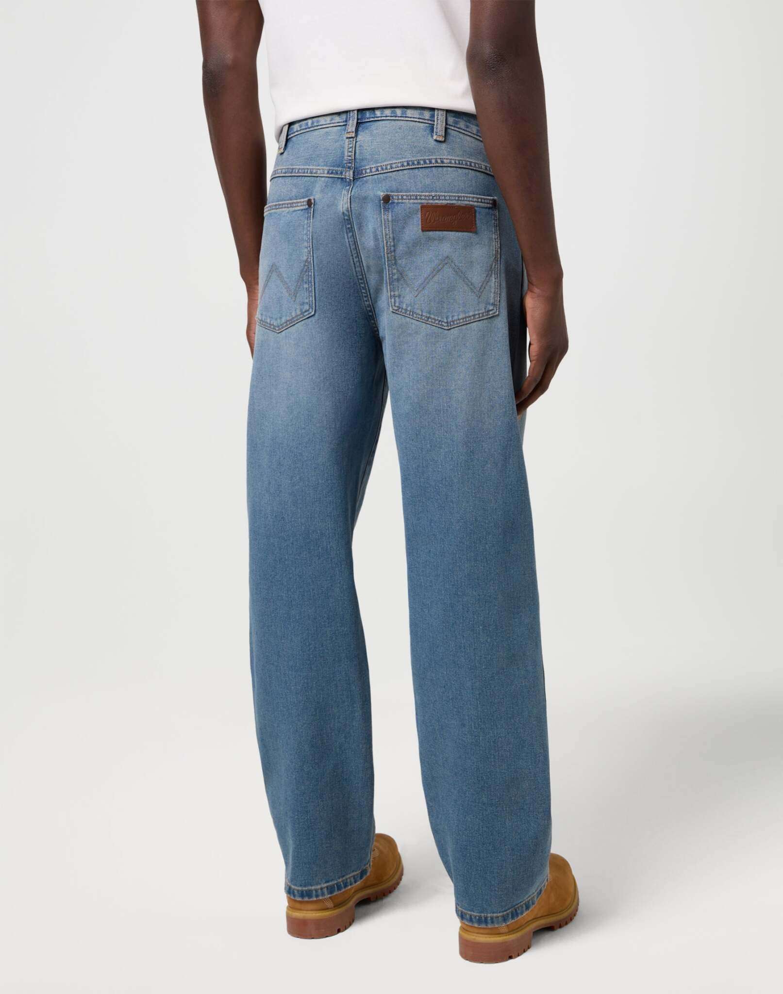 Loose Straight in Authentic Medium Jeans Wrangler