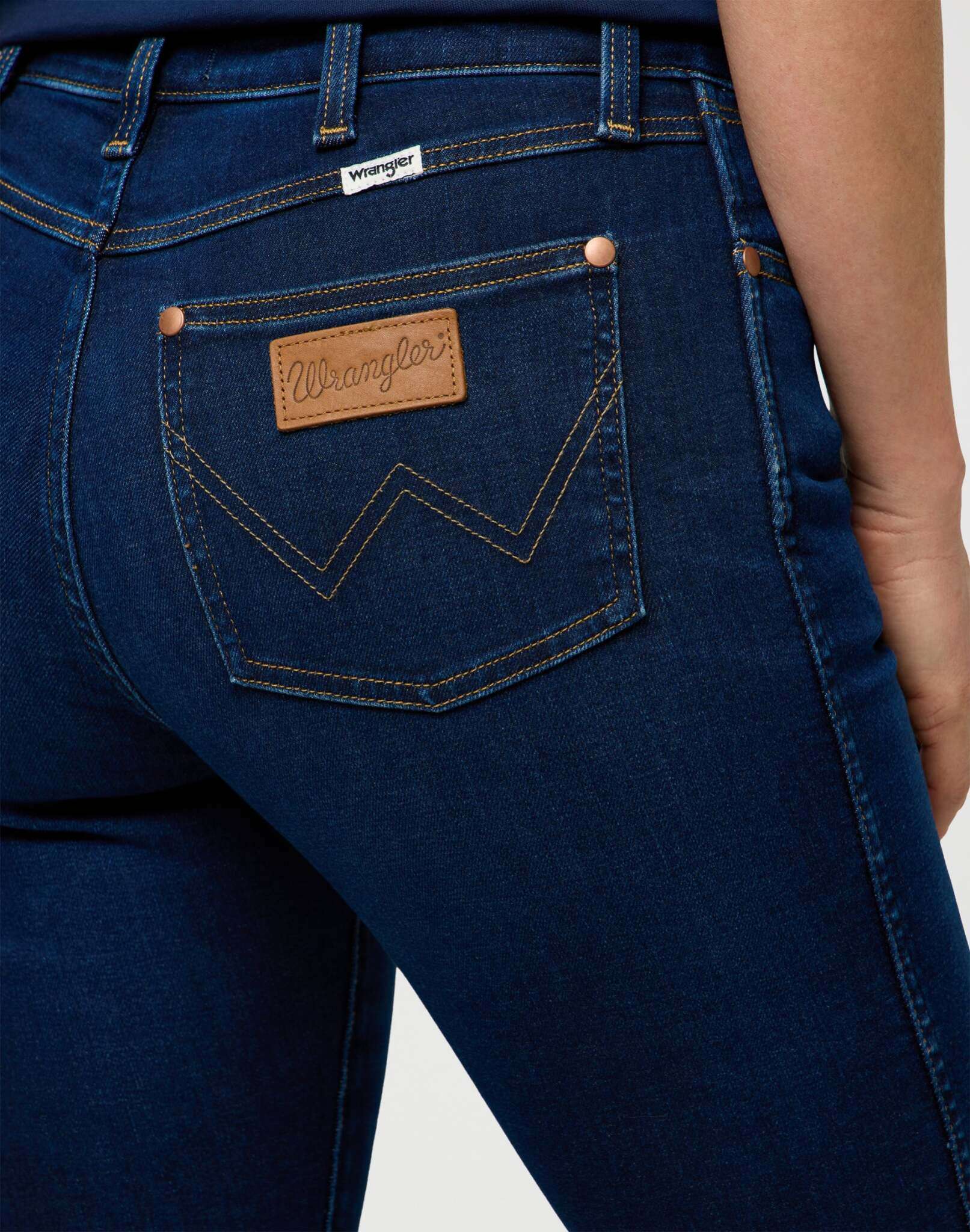 Sienna en jeans Nightshade Wrangler