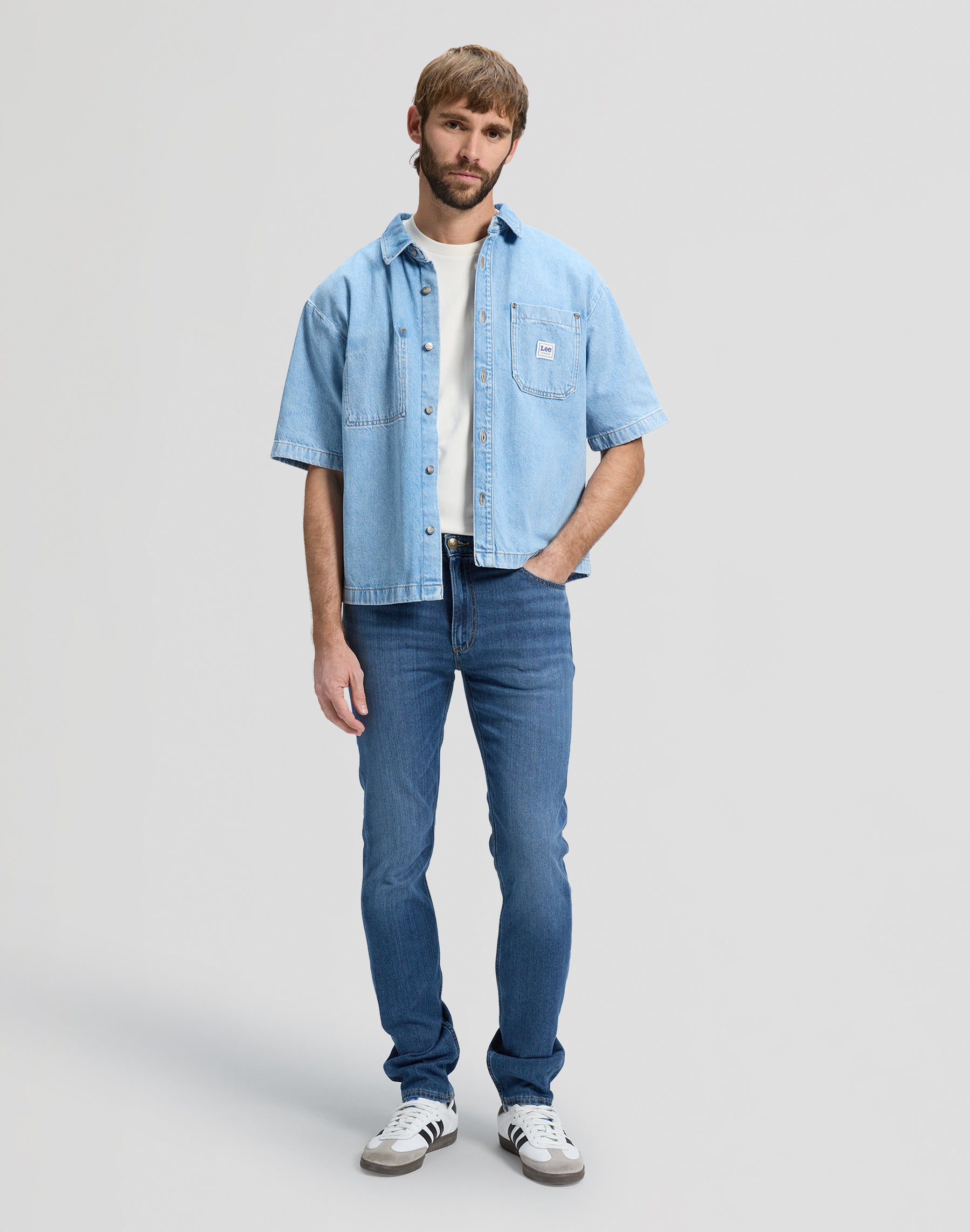 Luke en jeans Archie Lee